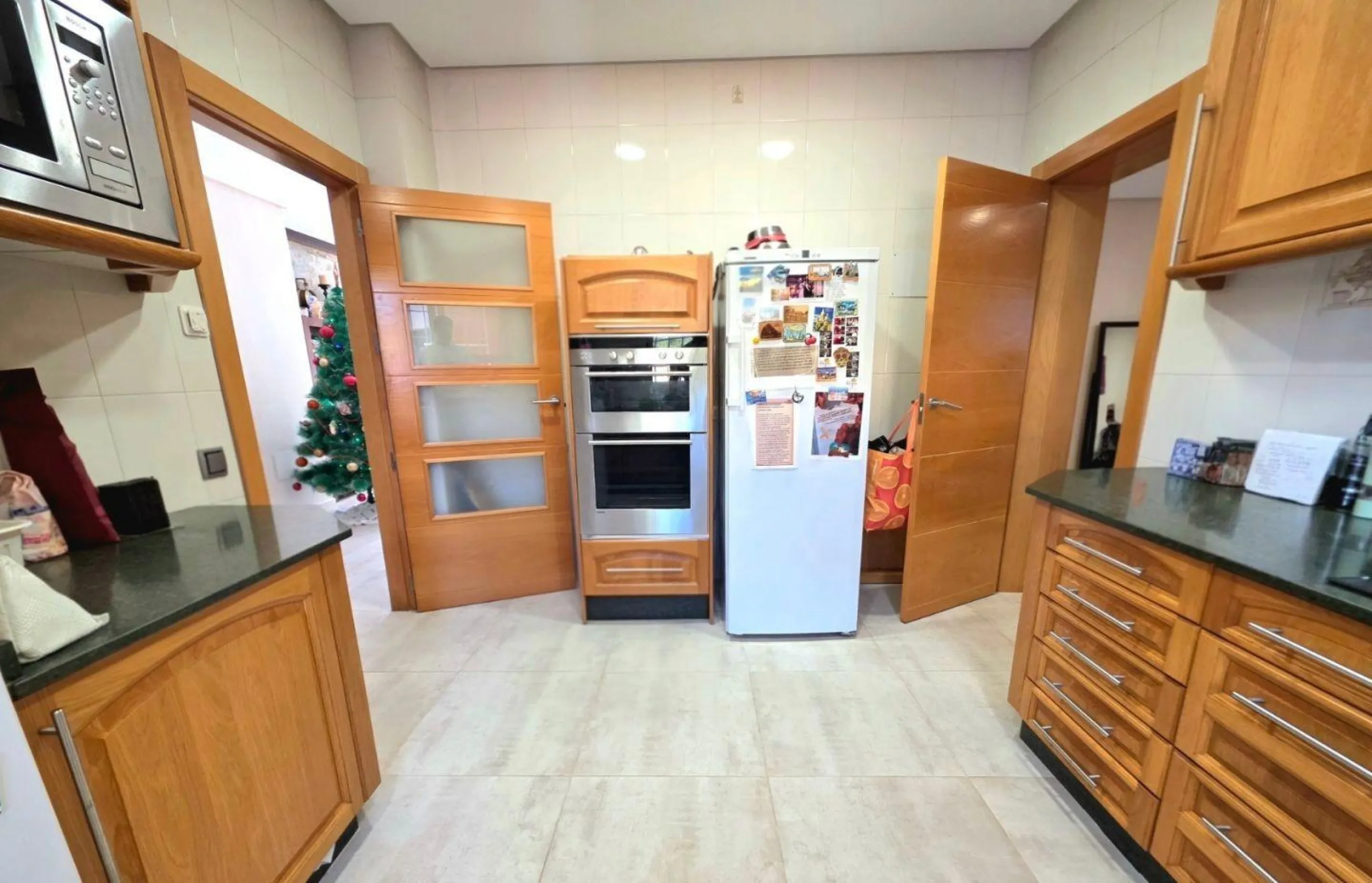 Exclusive house with 5 bedrooms and 3 bathrooms. It has a summer kitchen and private pool. 1 km from the sea.
