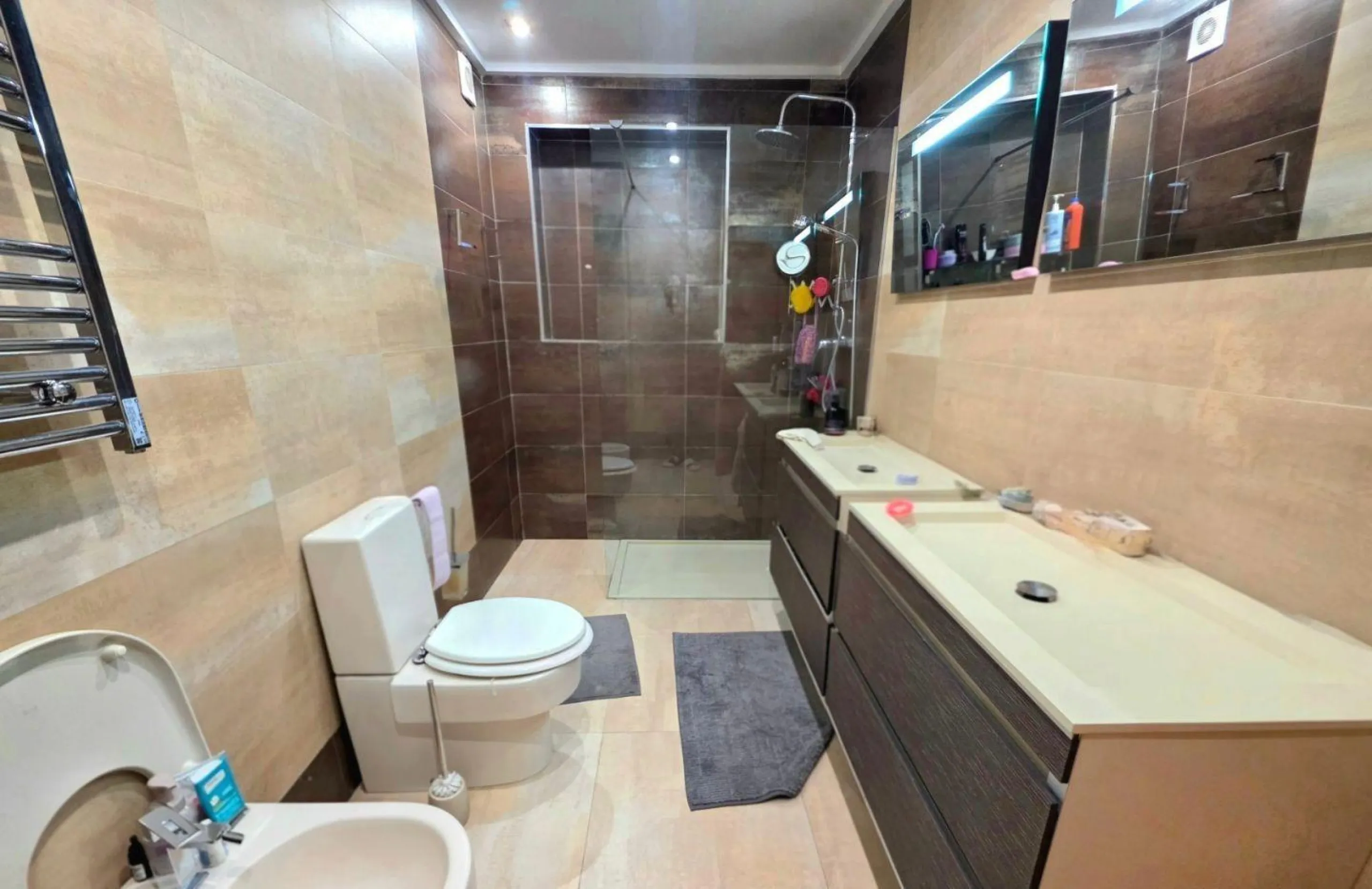 Exclusive house with 5 bedrooms and 3 bathrooms. It has a summer kitchen and private pool. 1 km from the sea.