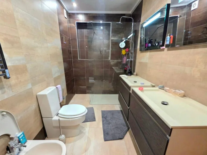 Exclusive house with 5 bedrooms and 3 bathrooms. It has a summer kitchen and private pool. 1 km from the sea.