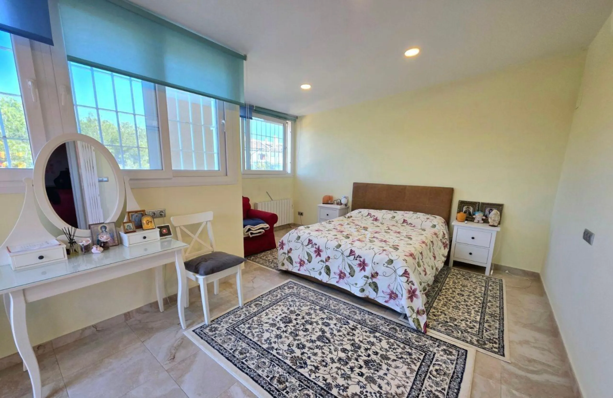 Exclusive house with 5 bedrooms and 3 bathrooms. It has a summer kitchen and private pool. 1 km from the sea.