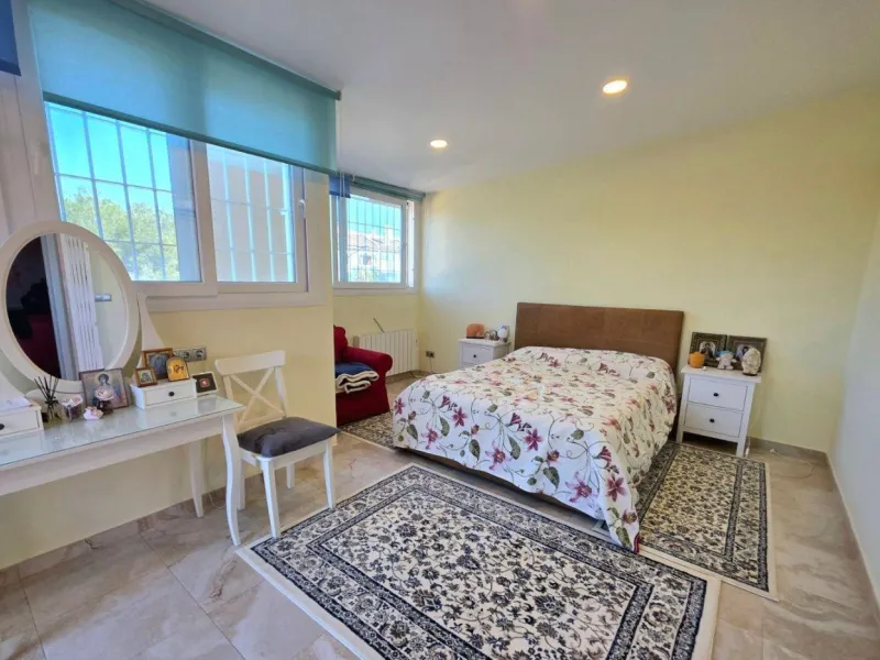 Exclusive house with 5 bedrooms and 3 bathrooms. It has a summer kitchen and private pool. 1 km from the sea.