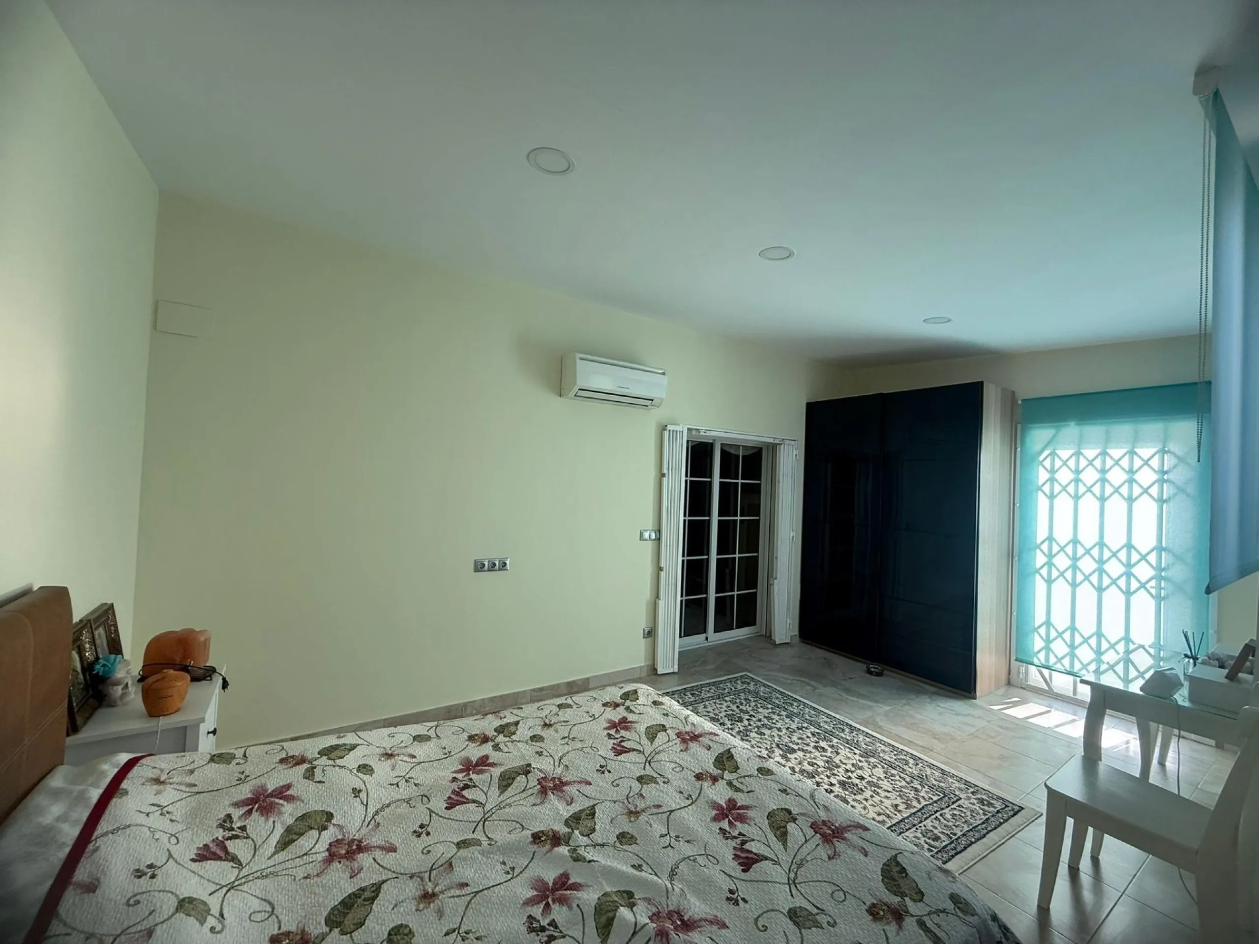 Exclusive house with 5 bedrooms and 3 bathrooms. It has a summer kitchen and private pool. 1 km from the sea.
