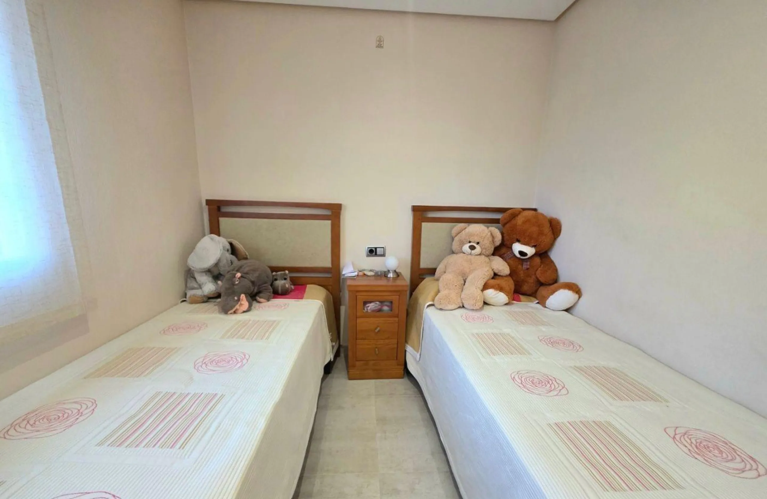 Exclusive house with 5 bedrooms and 3 bathrooms. It has a summer kitchen and private pool. 1 km from the sea.