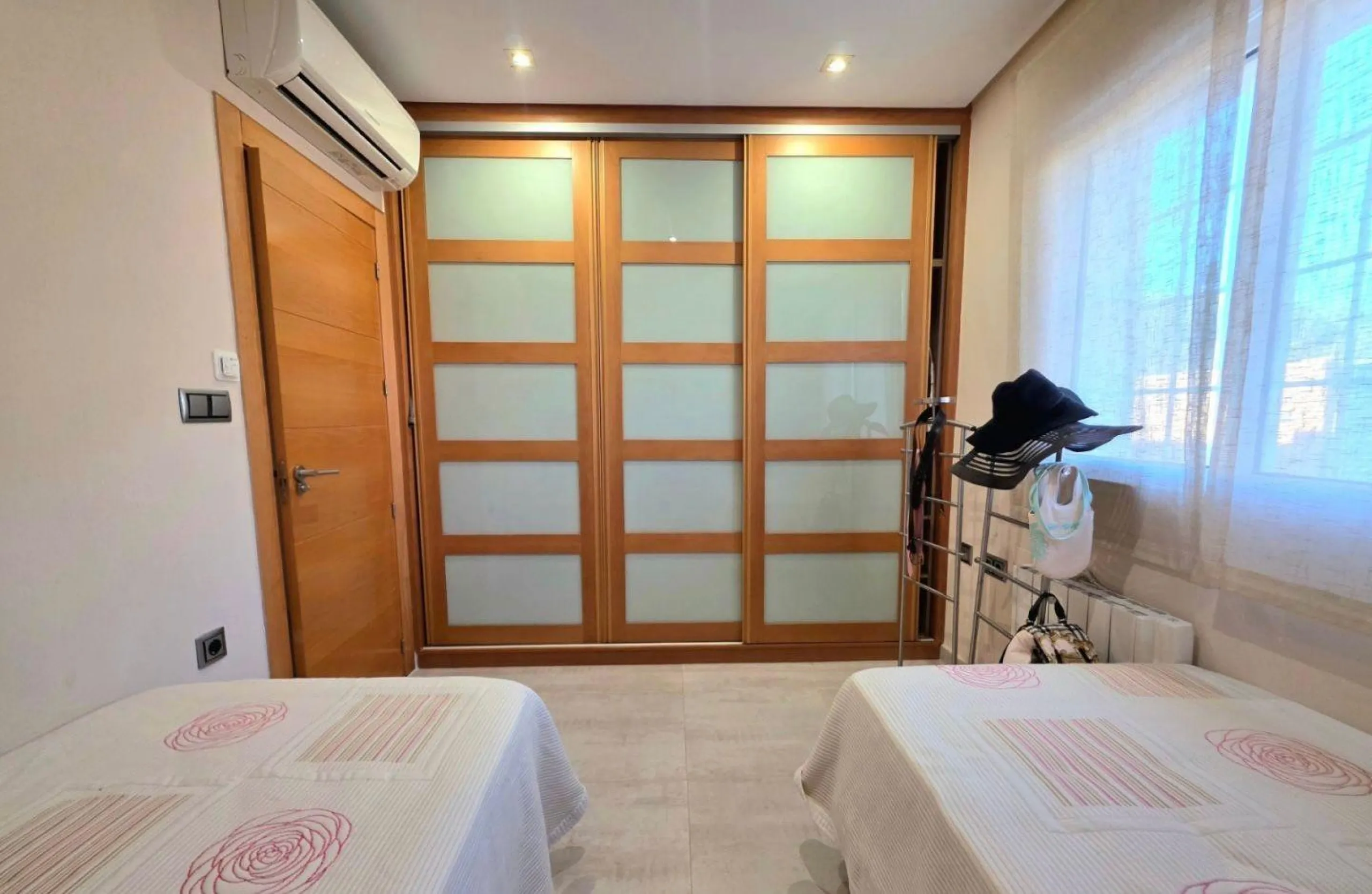 Exclusive house with 5 bedrooms and 3 bathrooms. It has a summer kitchen and private pool. 1 km from the sea.