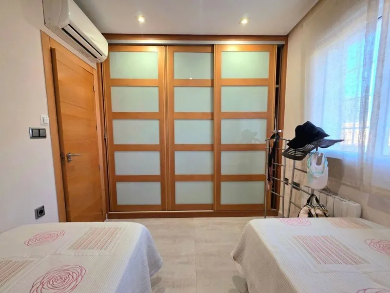 Exclusive house with 5 bedrooms and 3 bathrooms. It has a summer kitchen and private pool. 1 km from the sea.