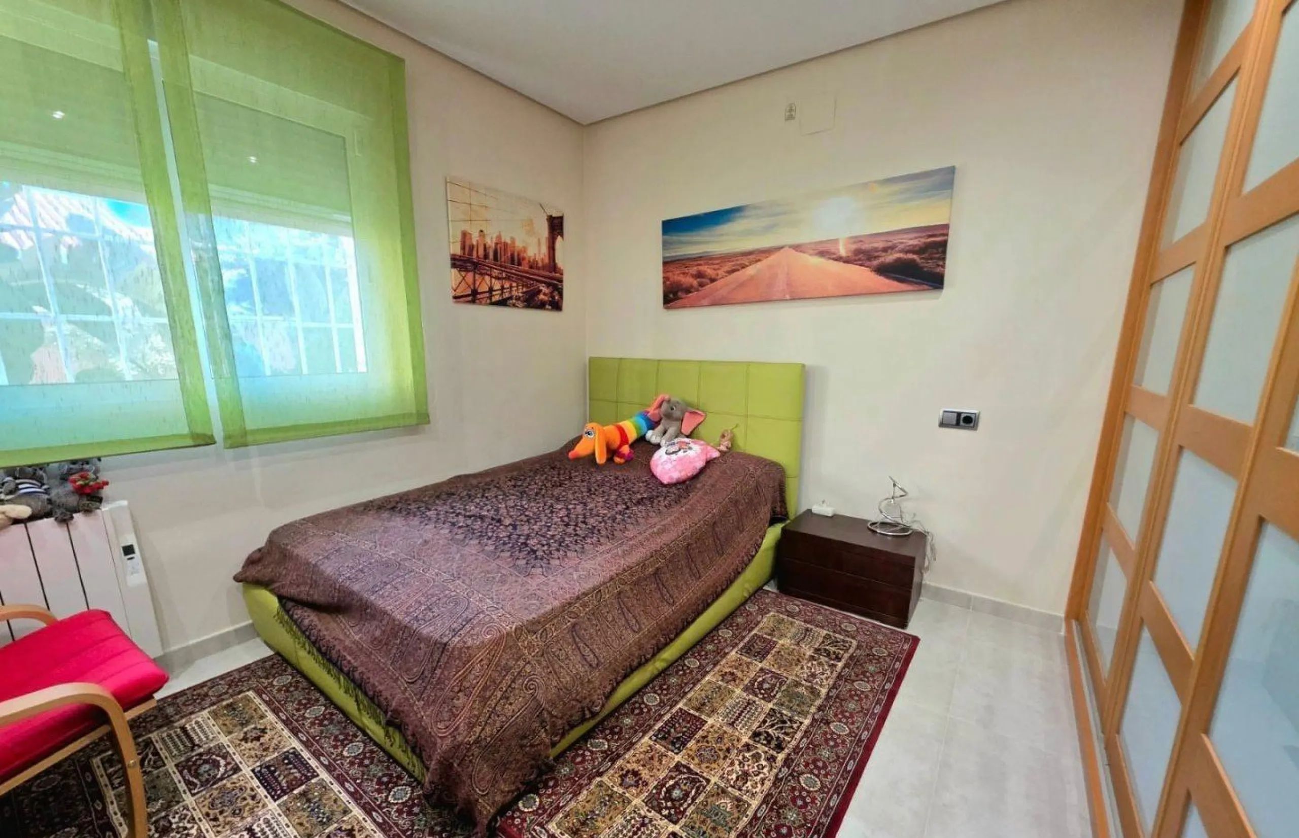 Exclusive house with 5 bedrooms and 3 bathrooms. It has a summer kitchen and private pool. 1 km from the sea.