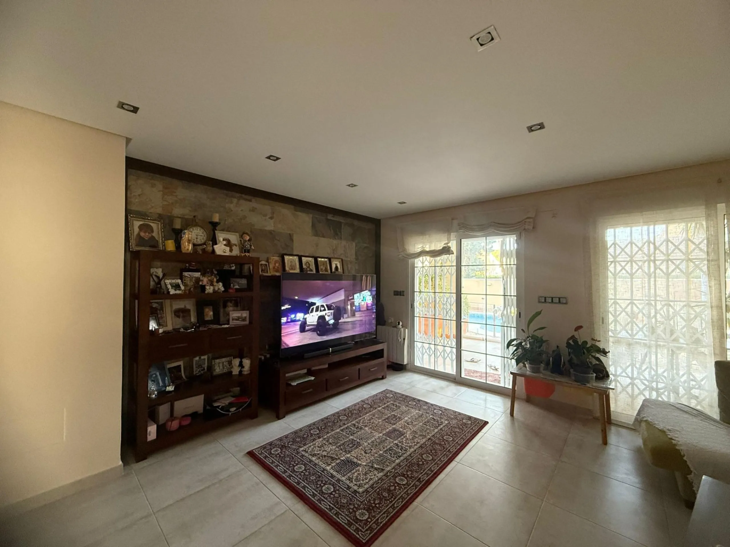 Exclusive house with 5 bedrooms and 3 bathrooms. It has a summer kitchen and private pool. 1 km from the sea.