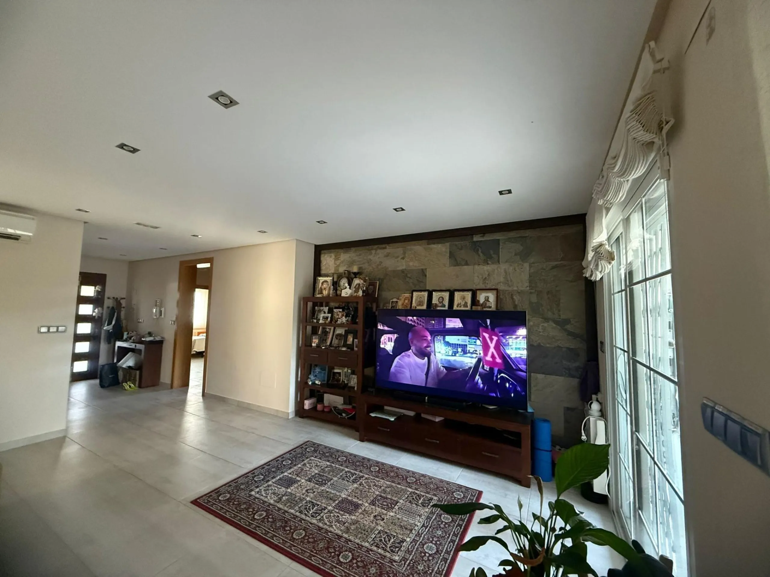 Exclusive house with 5 bedrooms and 3 bathrooms. It has a summer kitchen and private pool. 1 km from the sea.
