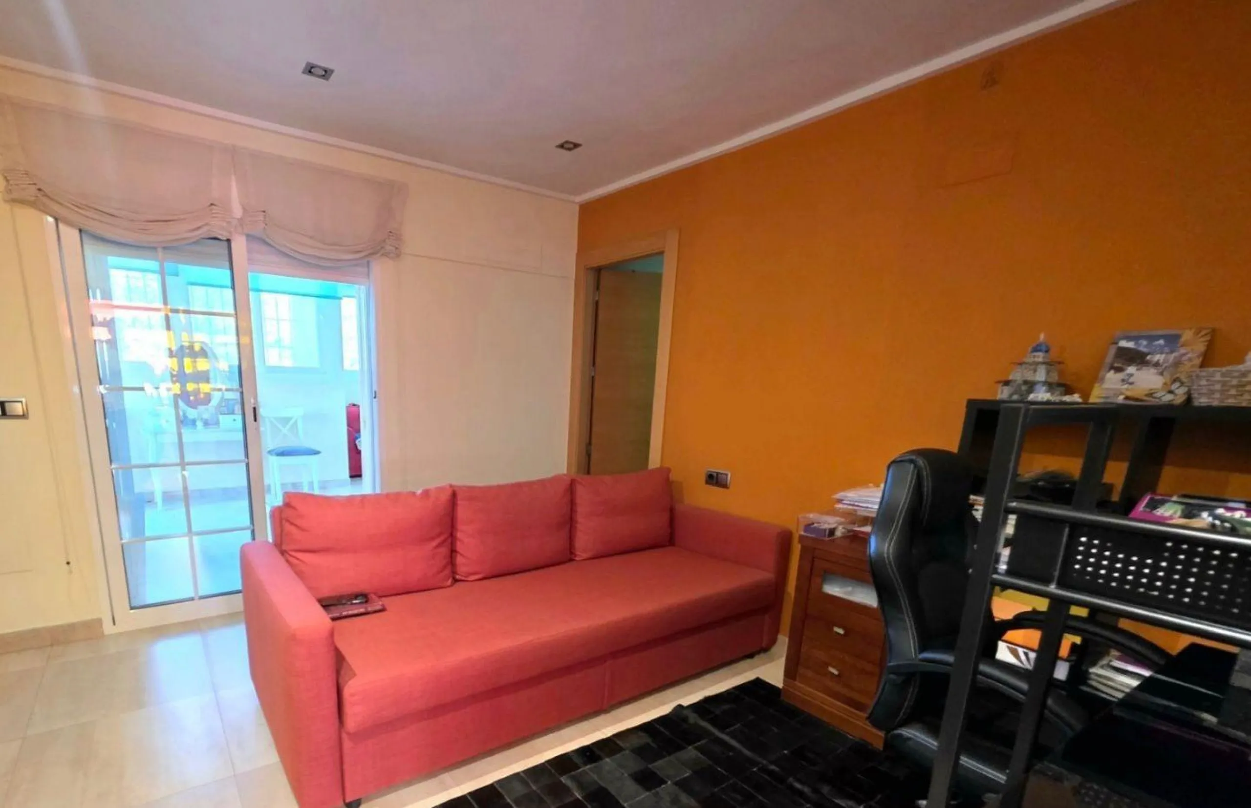 Exclusive house with 5 bedrooms and 3 bathrooms. It has a summer kitchen and private pool. 1 km from the sea.