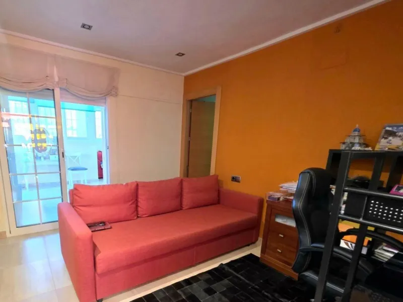 Exclusive house with 5 bedrooms and 3 bathrooms. It has a summer kitchen and private pool. 1 km from the sea.