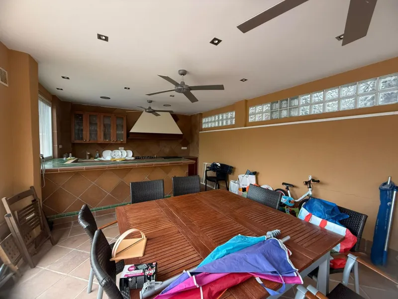 Exclusive house with 5 bedrooms and 3 bathrooms. It has a summer kitchen and private pool. 1 km from the sea.