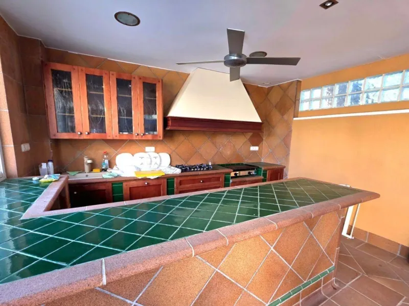 Exclusive house with 5 bedrooms and 3 bathrooms. It has a summer kitchen and private pool. 1 km from the sea.