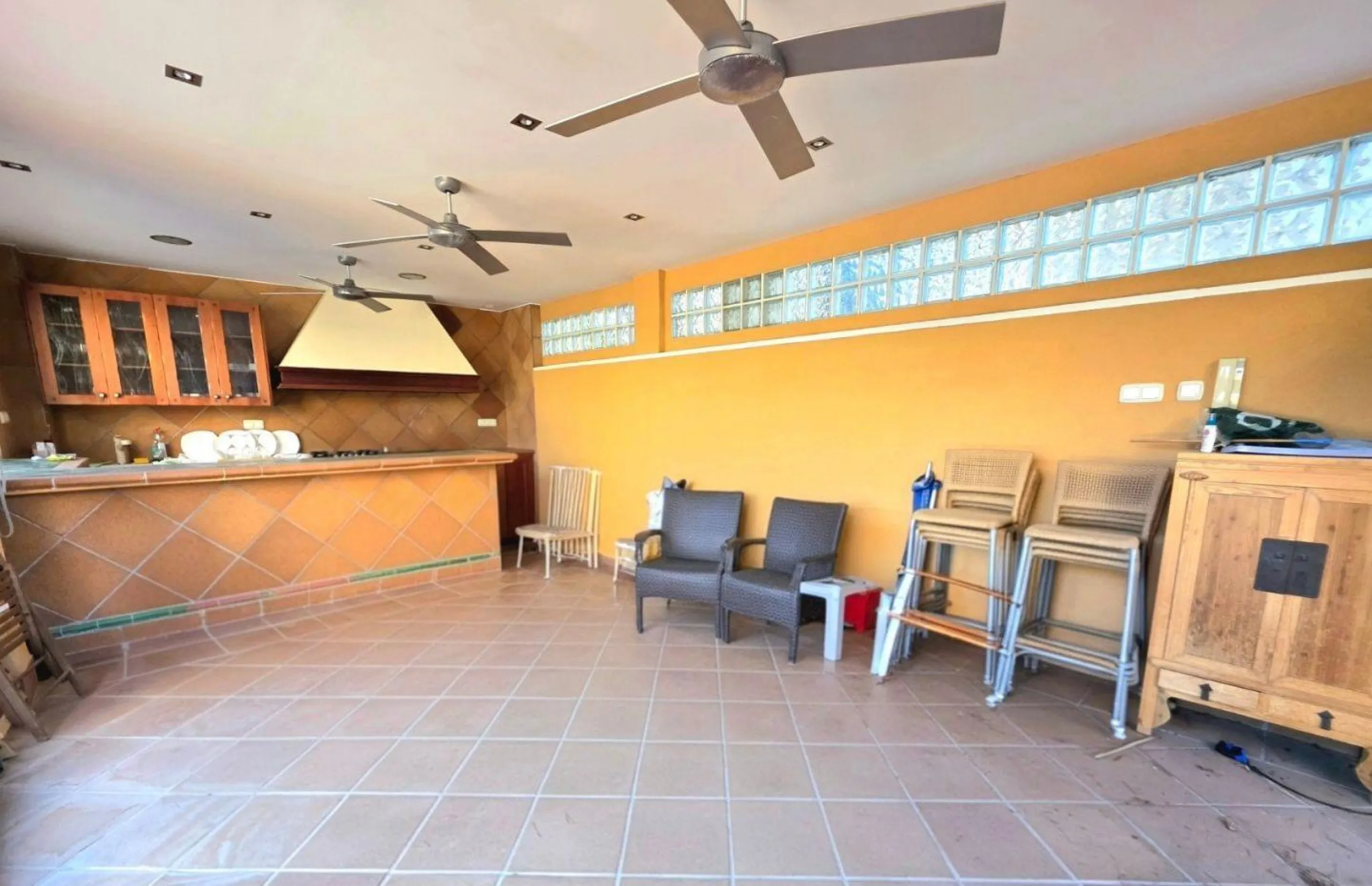 Exclusive house with 5 bedrooms and 3 bathrooms. It has a summer kitchen and private pool. 1 km from the sea.