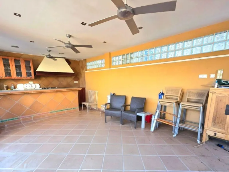 Exclusive house with 5 bedrooms and 3 bathrooms. It has a summer kitchen and private pool. 1 km from the sea.