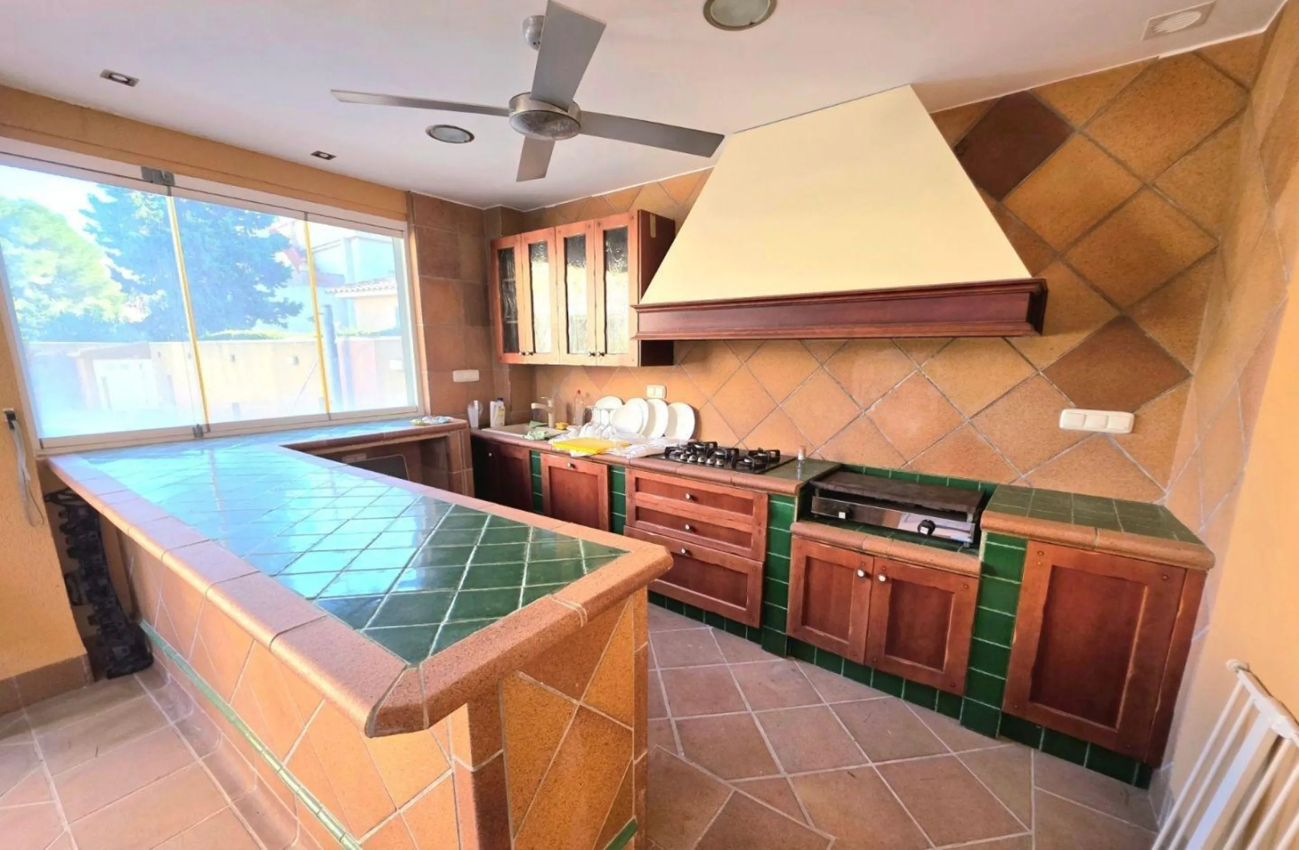Exclusive house with 5 bedrooms and 3 bathrooms. It has a summer kitchen and private pool. 1 km from the sea.
