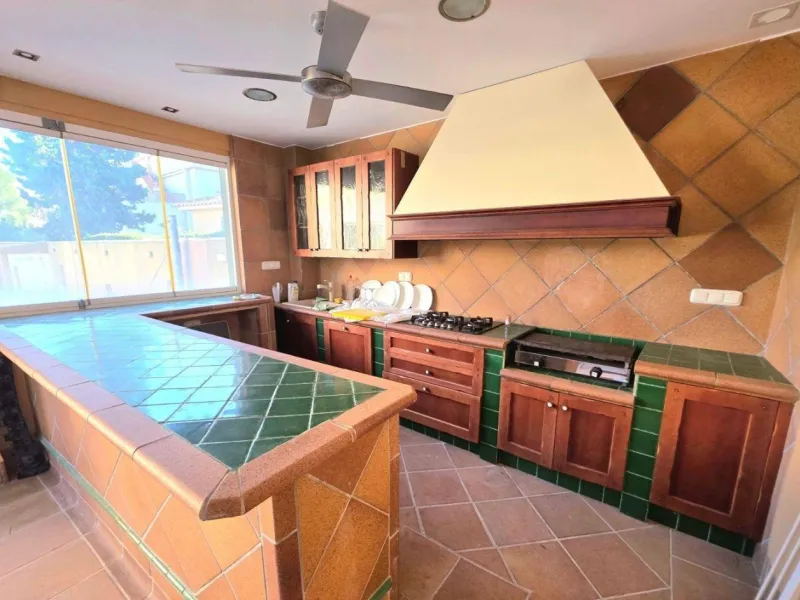 Exclusive house with 5 bedrooms and 3 bathrooms. It has a summer kitchen and private pool. 1 km from the sea.