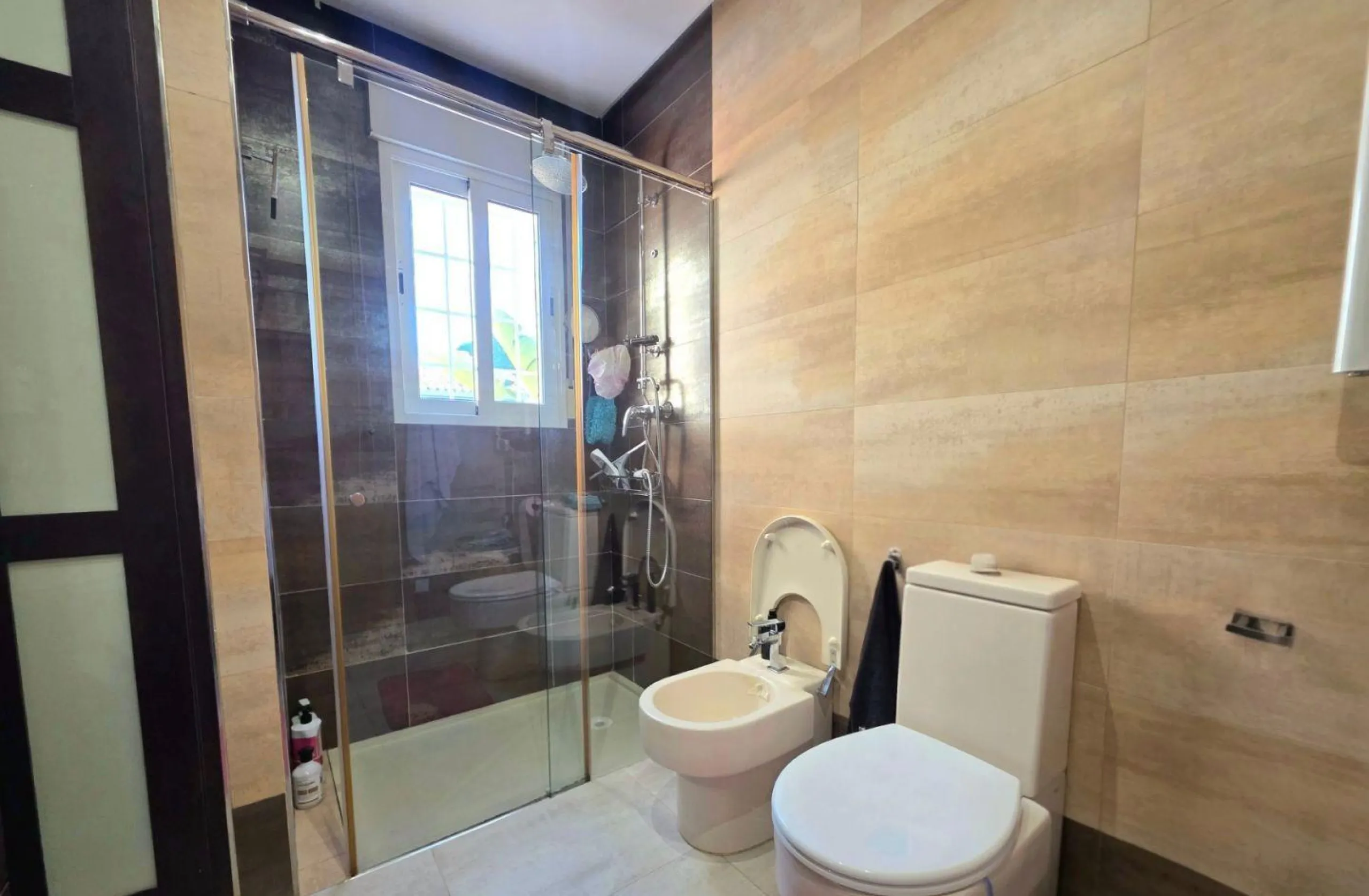Exclusive house with 5 bedrooms and 3 bathrooms. It has a summer kitchen and private pool. 1 km from the sea.