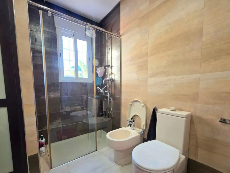 Exclusive house with 5 bedrooms and 3 bathrooms. It has a summer kitchen and private pool. 1 km from the sea.