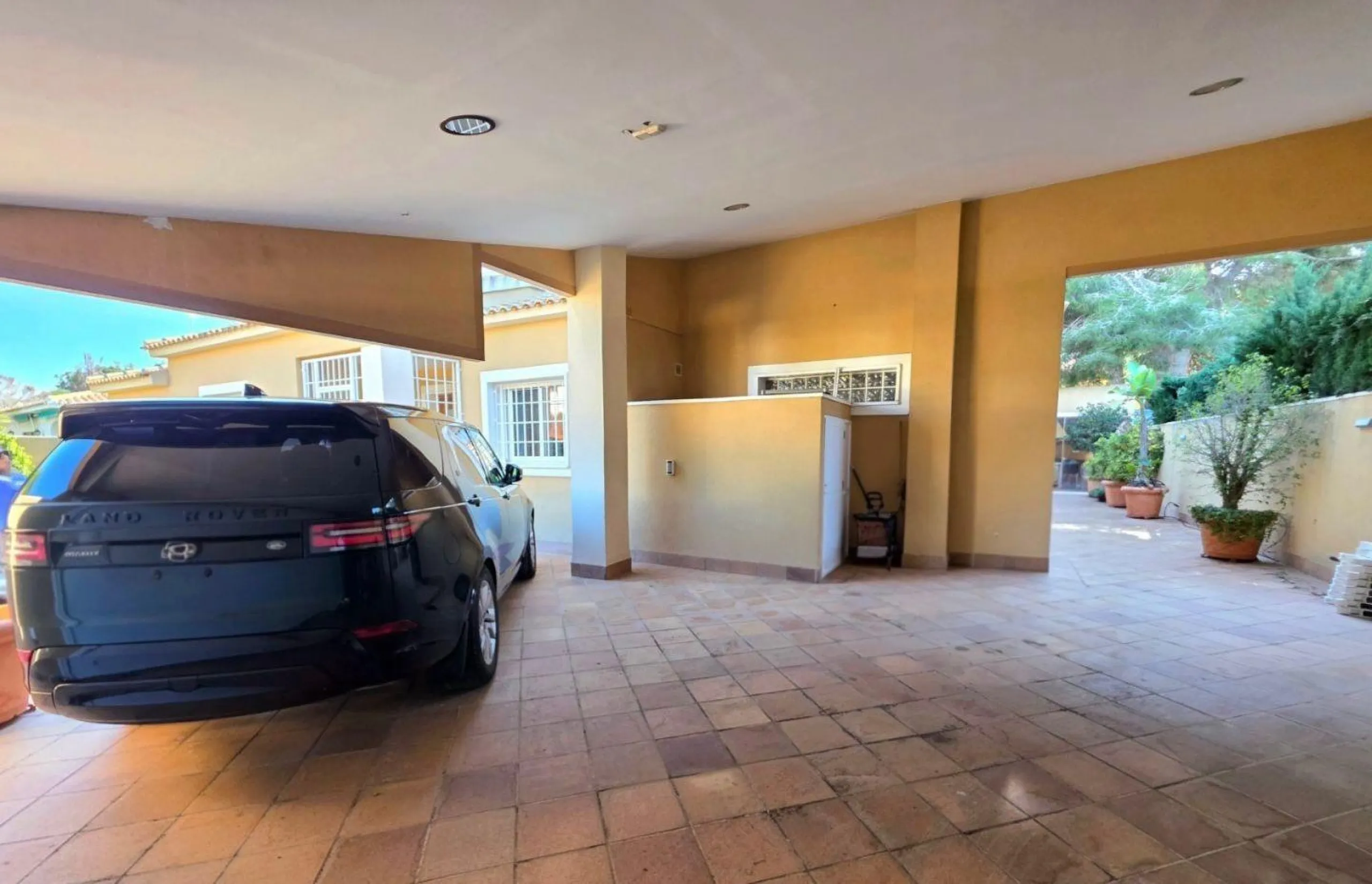 Exclusive house with 5 bedrooms and 3 bathrooms. It has a summer kitchen and private pool. 1 km from the sea.