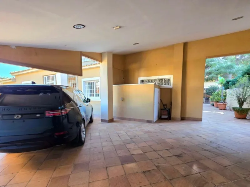 Exclusive house with 5 bedrooms and 3 bathrooms. It has a summer kitchen and private pool. 1 km from the sea.