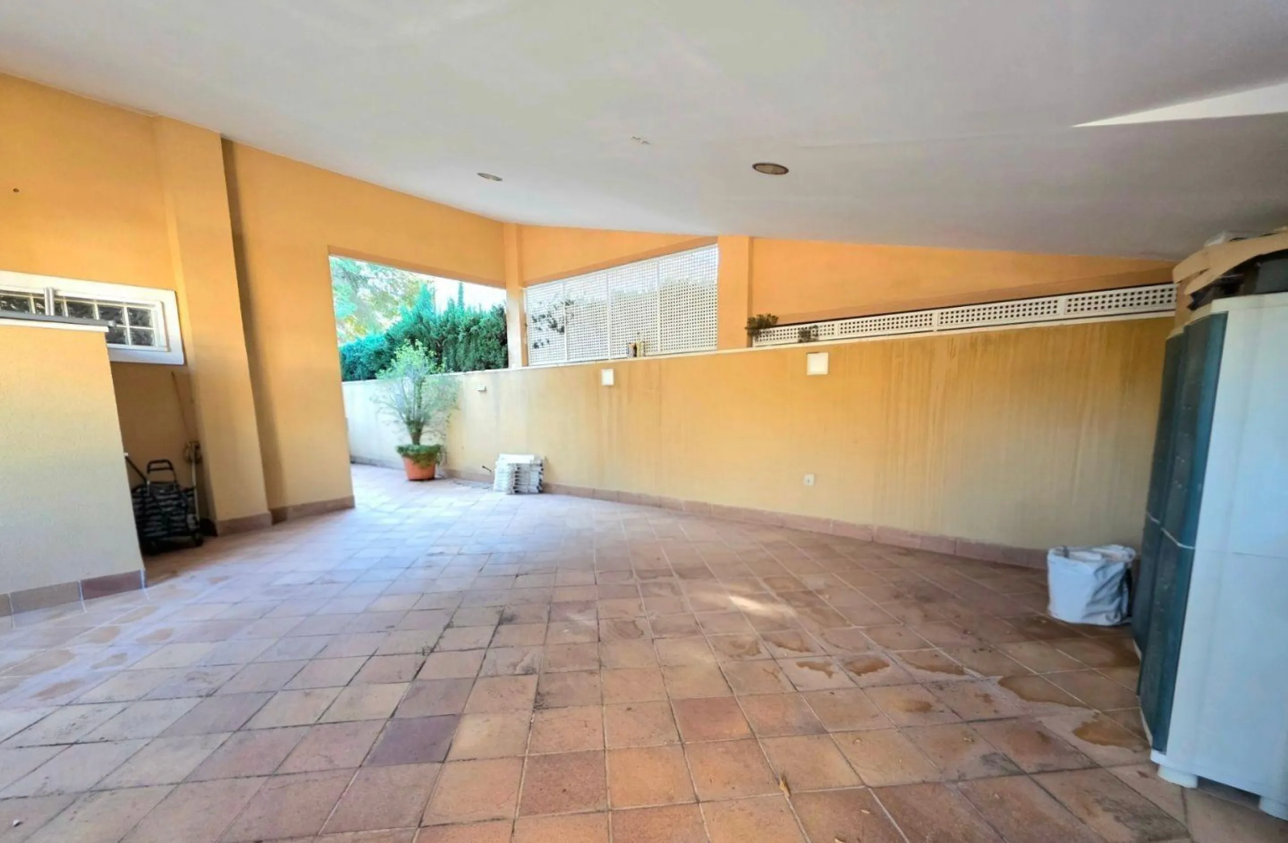 Exclusive house with 5 bedrooms and 3 bathrooms. It has a summer kitchen and private pool. 1 km from the sea.