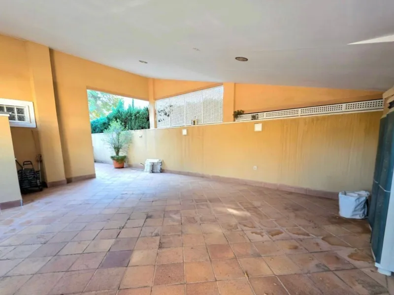 Exclusive house with 5 bedrooms and 3 bathrooms. It has a summer kitchen and private pool. 1 km from the sea.
