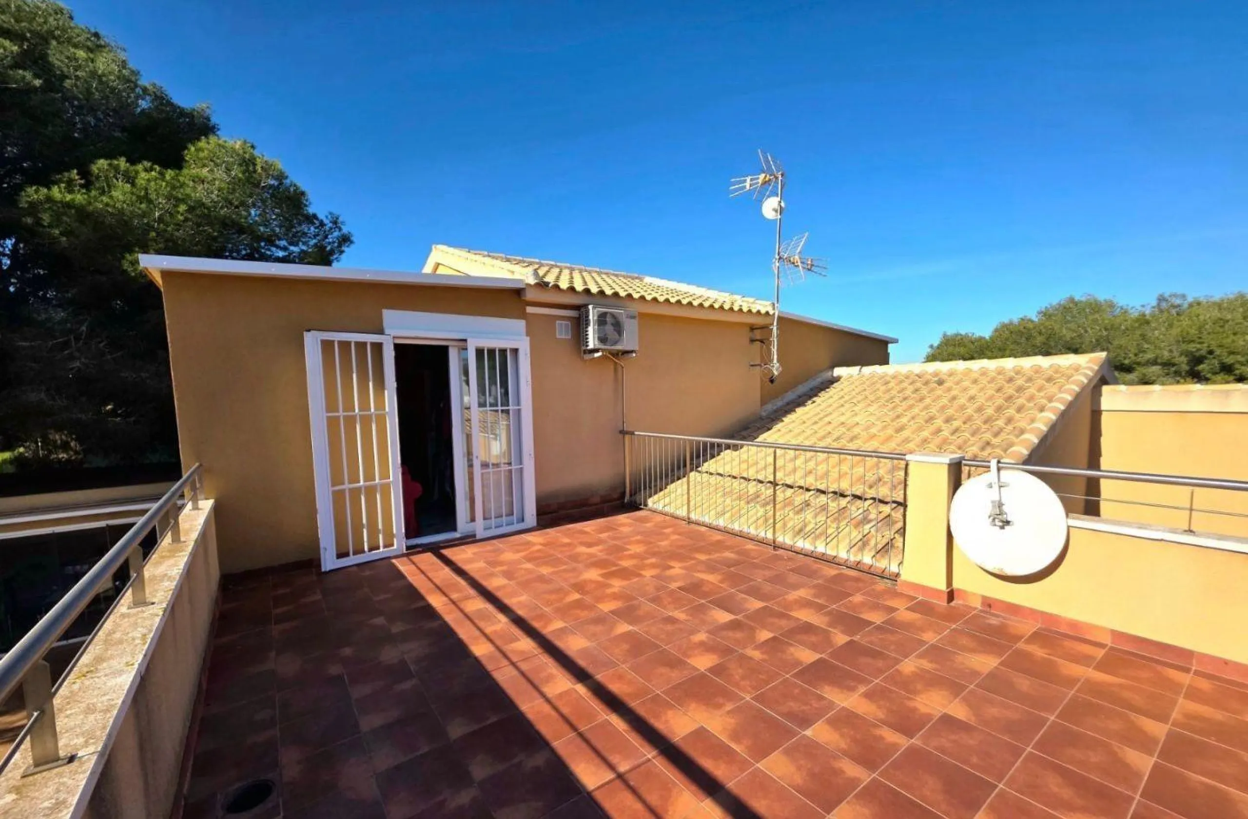 Exclusive house with 5 bedrooms and 3 bathrooms. It has a summer kitchen and private pool. 1 km from the sea.