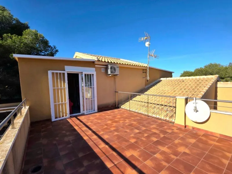Exclusive house with 5 bedrooms and 3 bathrooms. It has a summer kitchen and private pool. 1 km from the sea.