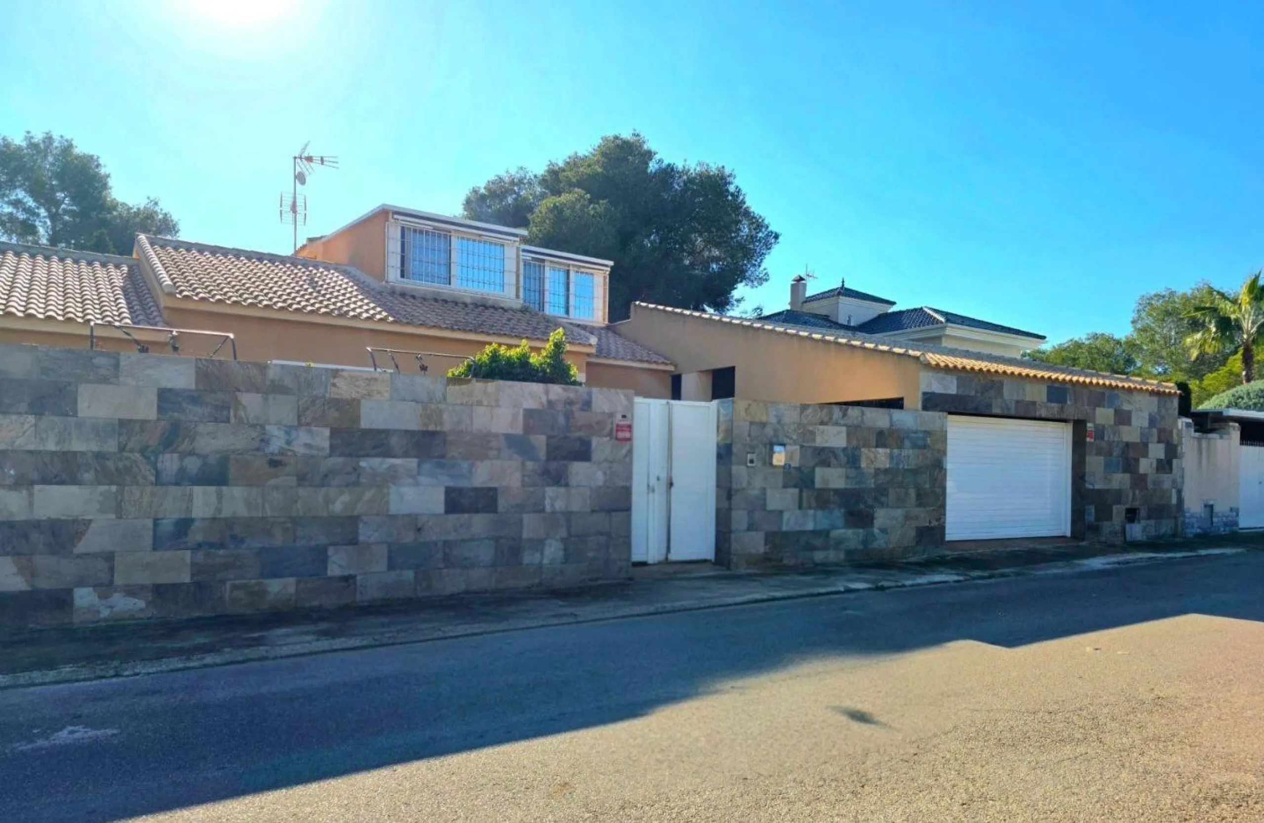 Exclusive house with 5 bedrooms and 3 bathrooms. It has a summer kitchen and private pool. 1 km from the sea.