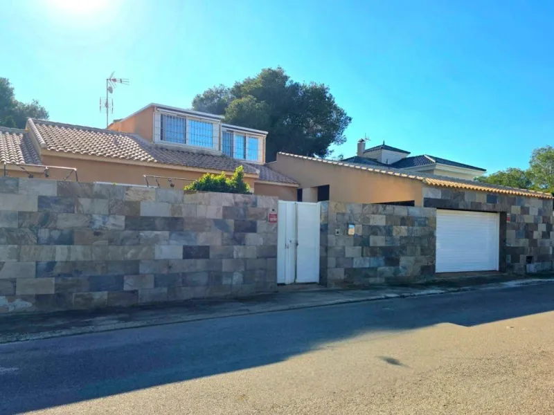 Exclusive house with 5 bedrooms and 3 bathrooms. It has a summer kitchen and private pool. 1 km from the sea.