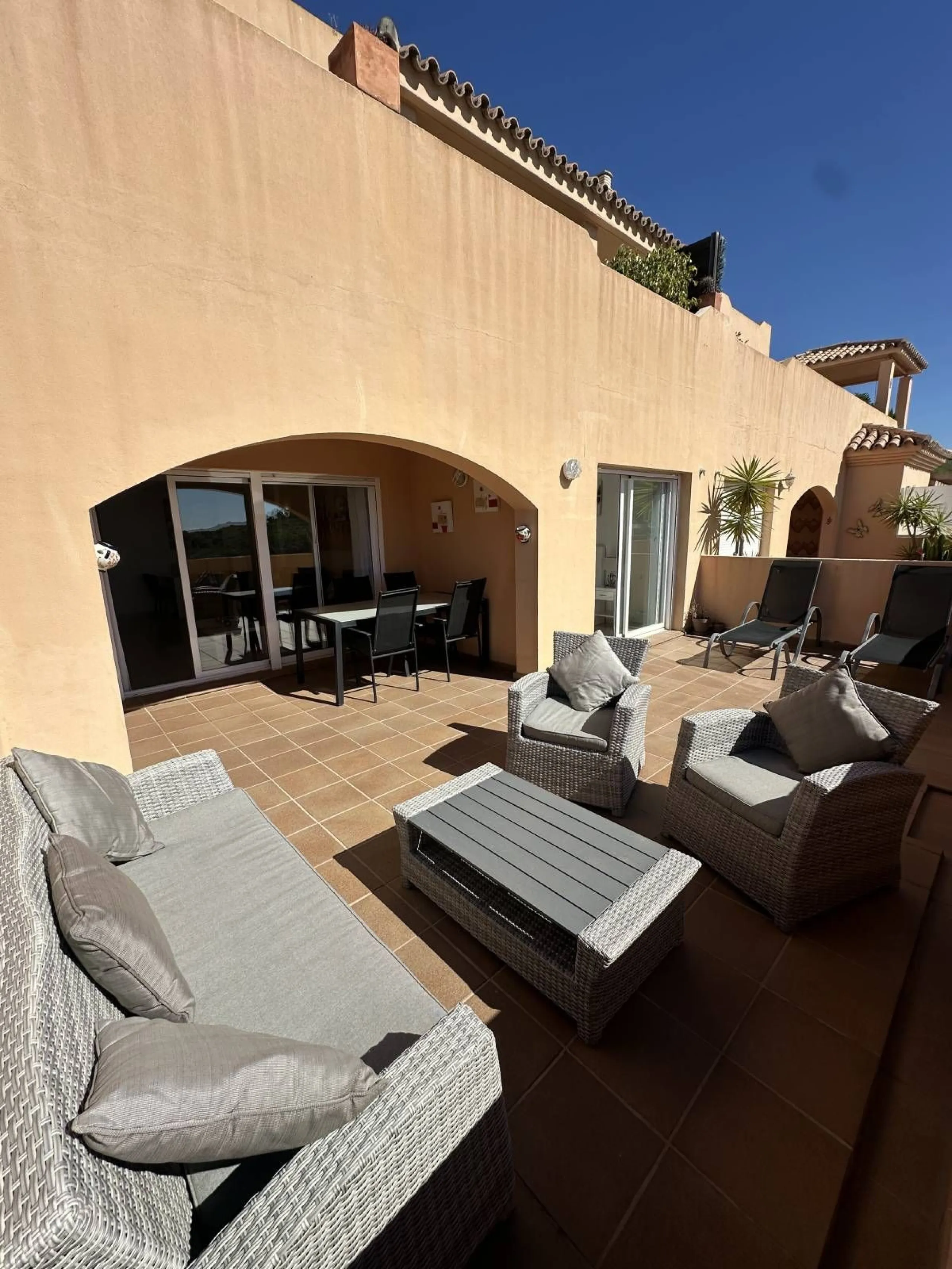 Atemberaubende 2-Zimmer-Wohnung mit Meerblick, privatem Tiefgaragenstellplatz und Abstellraum – Bellavista Hills 2, Calahonda – 349.000 €