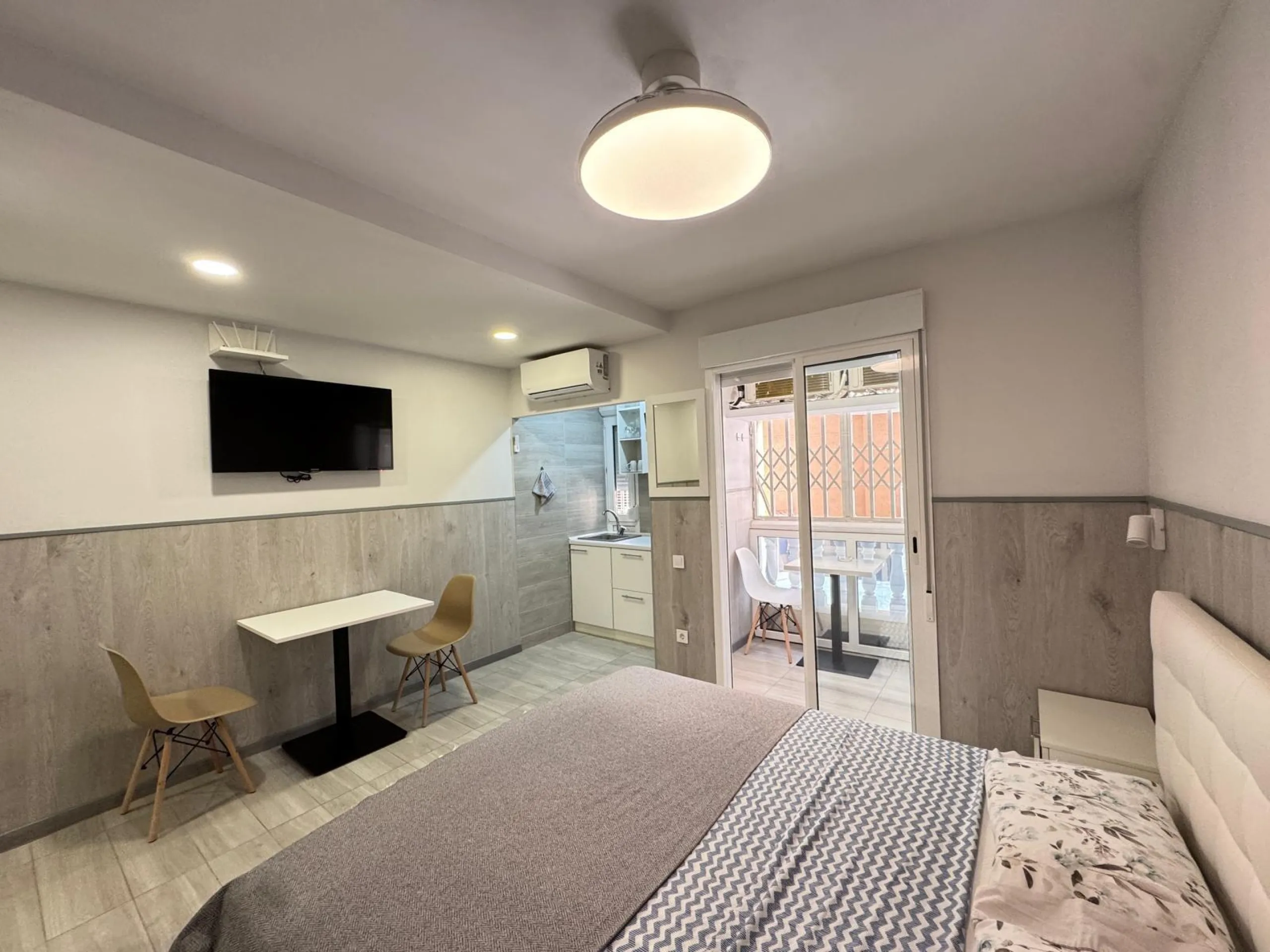 REFORMADO APARTAMENTO DE 2 DORM. 2 BAÑOS. 65 M2. A 350 METROS DE PLAYA DEL CURA. SEPARADO POR DOS ESTUDIOS PARA ALQUILAR