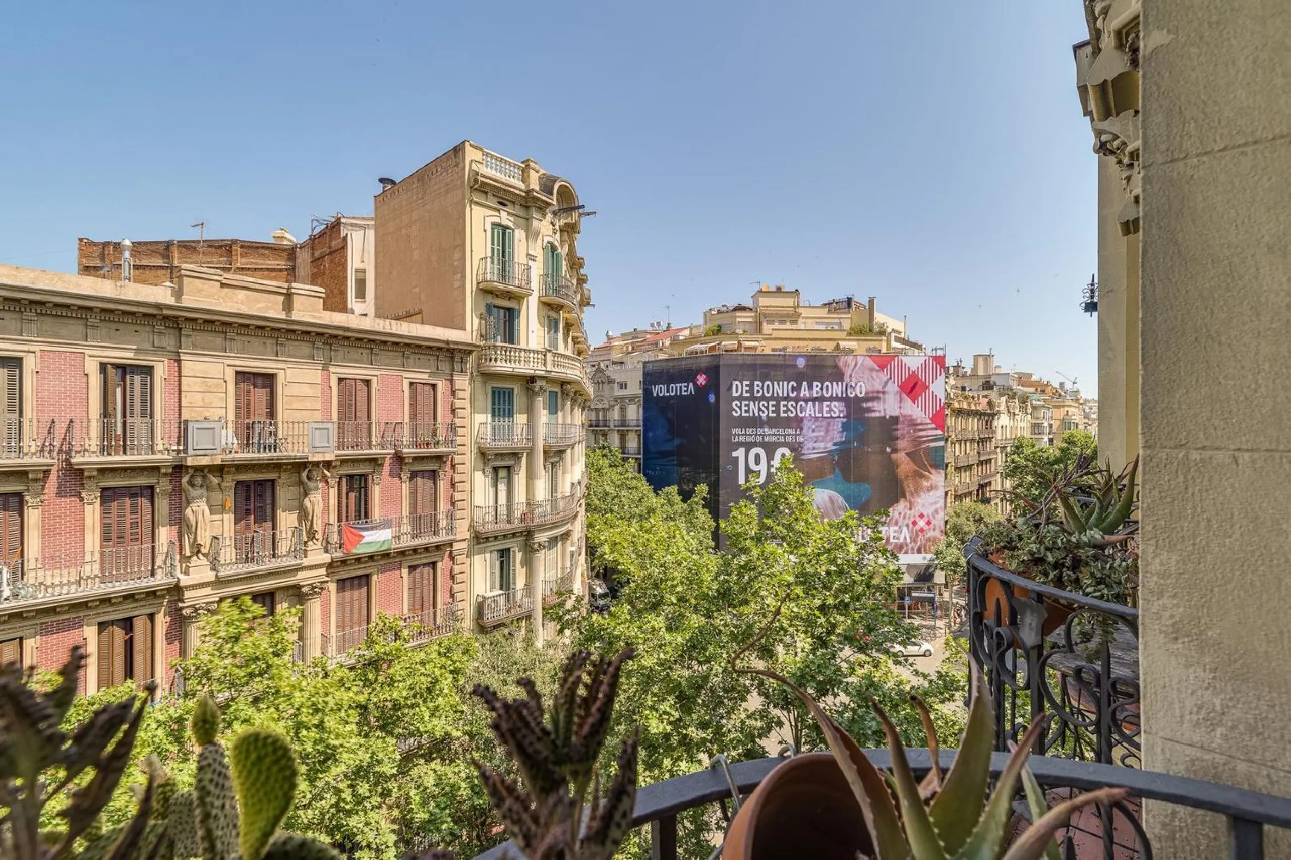 Charming Penthouse with Terrace in Eixample – Barcelona