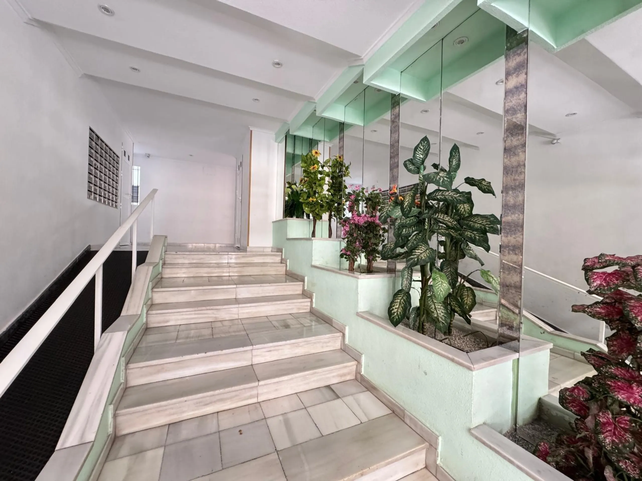 REFORMADO APARTAMENTO DE 2 DORM. 2 BAÑOS. 65 M2. A 350 METROS DE PLAYA DEL CURA. SEPARADO POR DOS ESTUDIOS PARA ALQUILAR