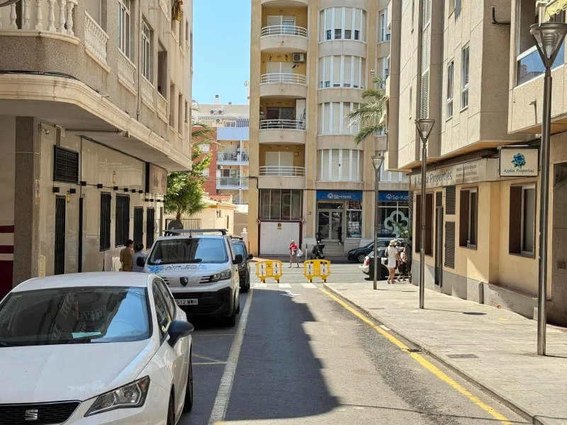 REFORMADO APARTAMENTO DE 2 DORM. 2 BAÑOS. 65 M2. A 350 METROS DE PLAYA DEL CURA. SEPARADO POR DOS ESTUDIOS PARA ALQUILAR