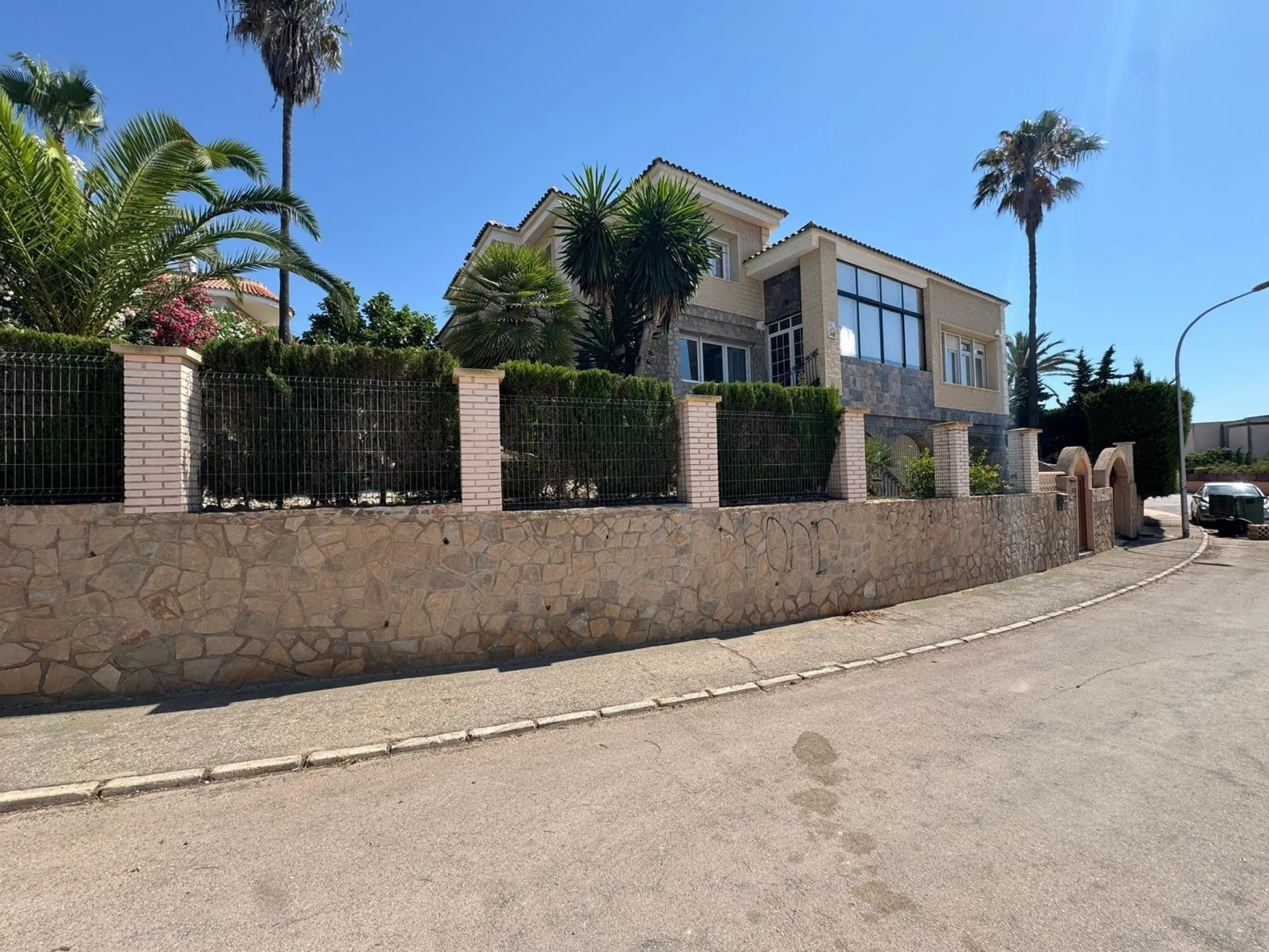 VILLA DE LIJO EN CAMPOAMOR CON 639 M2 DE CASA. PARCELA 800 M2. PISCINA PROPIA. 5 DORM. 4 BAÑOS. PLAYA A 650 METROS.