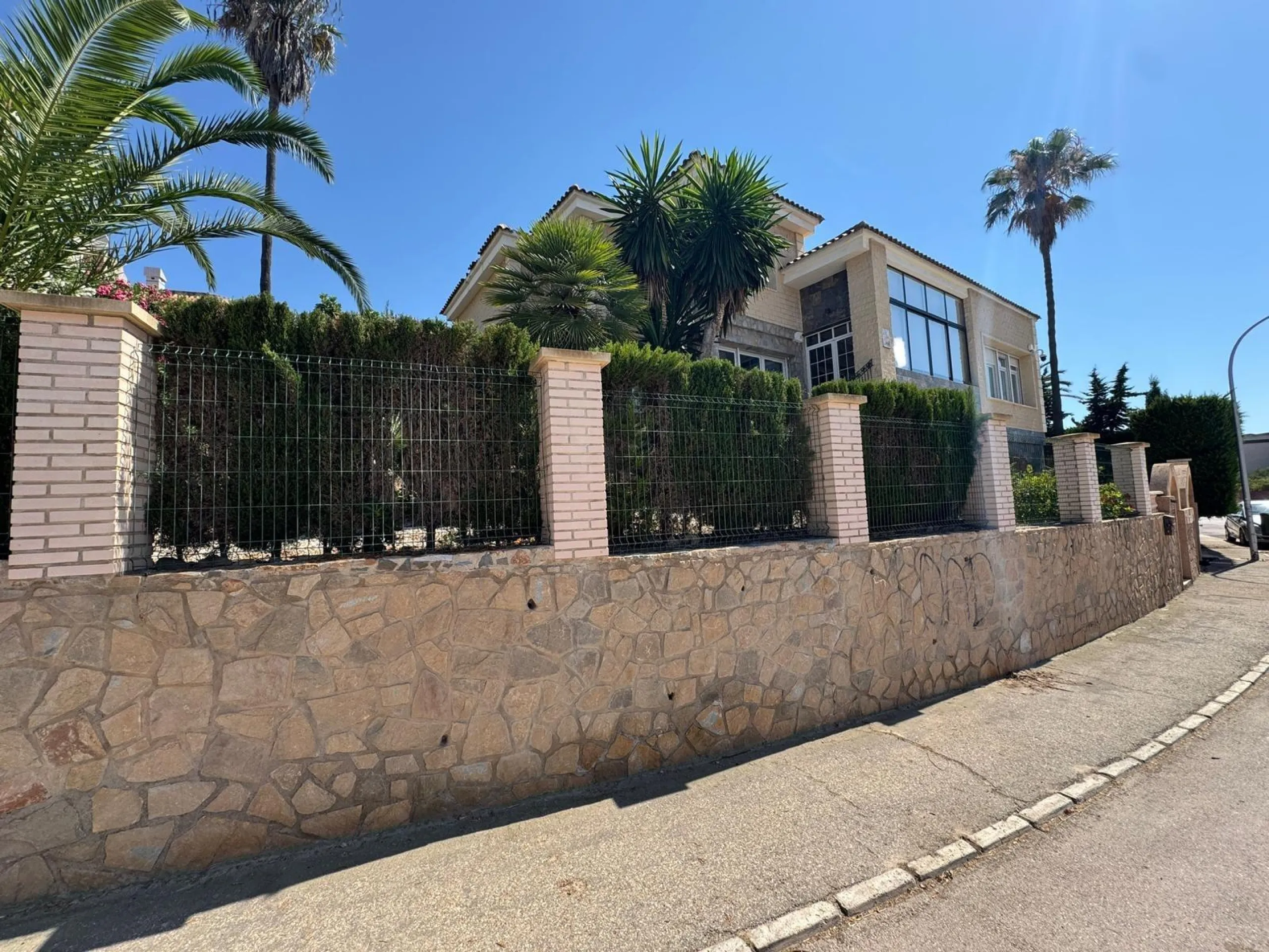 VILLA DE LIJO EN CAMPOAMOR CON 639 M2 DE CASA. PARCELA 800 M2. PISCINA PROPIA. 5 DORM. 4 BAÑOS. PLAYA A 650 METROS.