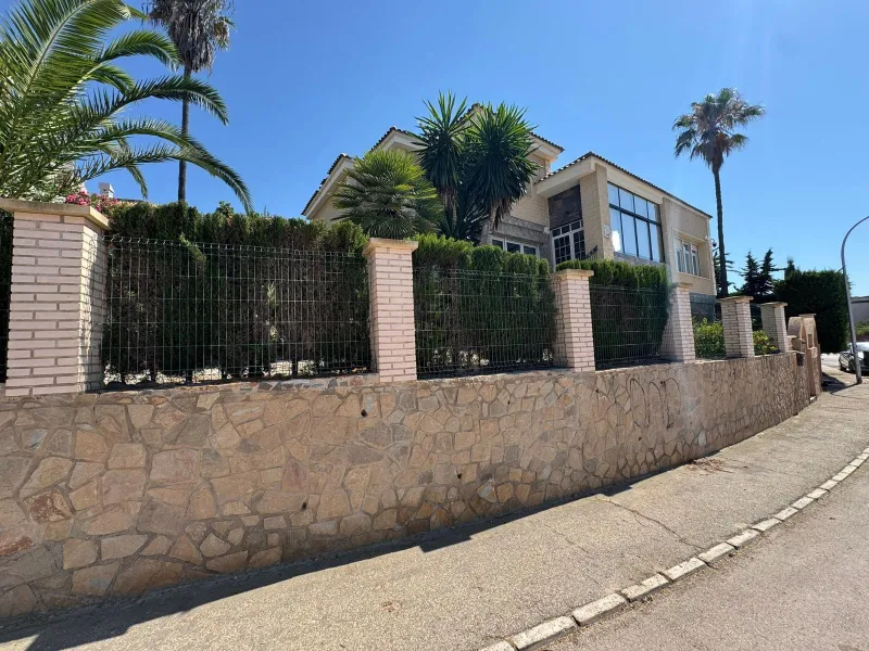 VILLA DE LIJO EN CAMPOAMOR CON 639 M2 DE CASA. PARCELA 800 M2. PISCINA PROPIA. 5 DORM. 4 BAÑOS. PLAYA A 650 METROS.