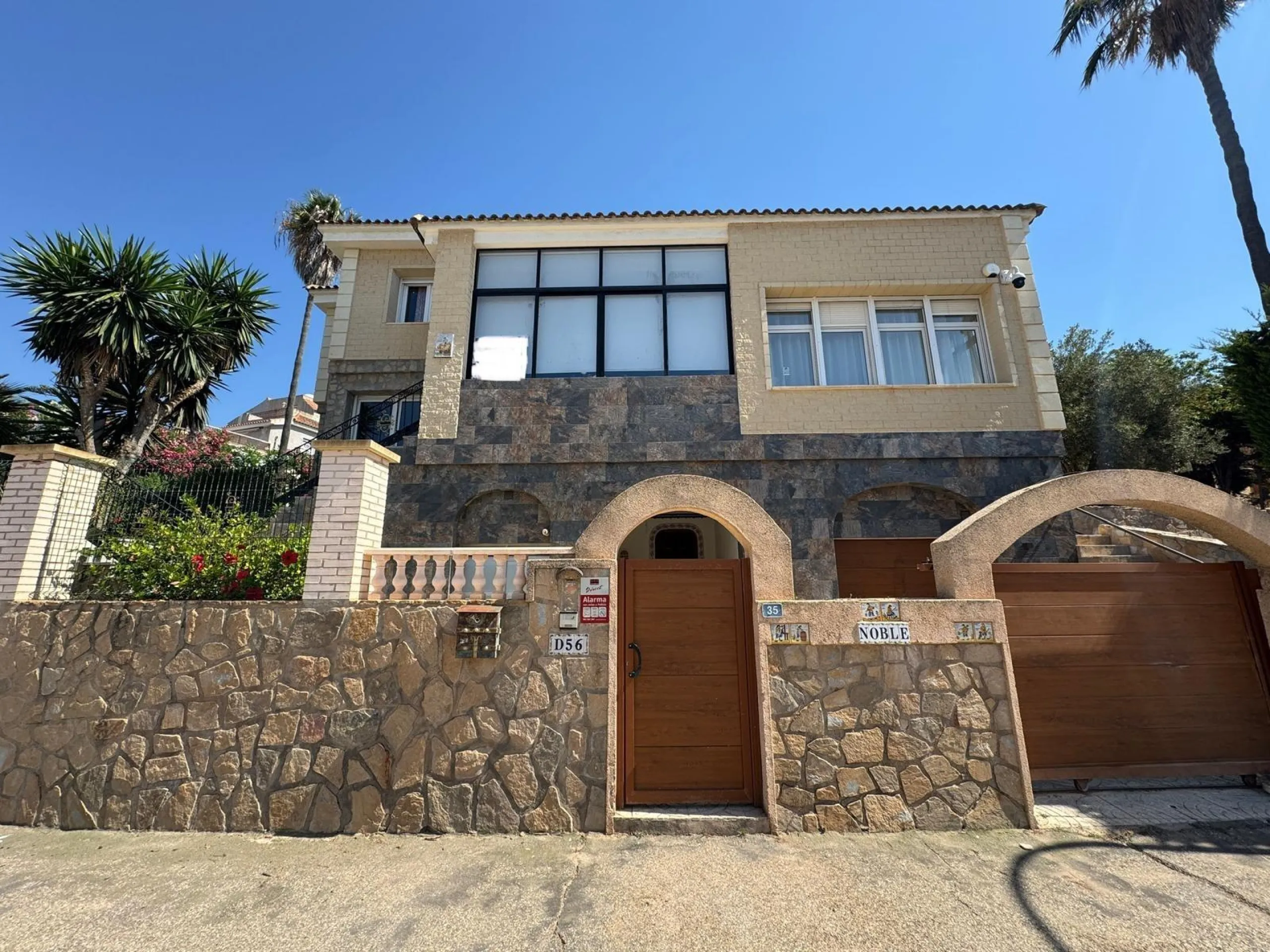 VILLA DE LIJO EN CAMPOAMOR CON 639 M2 DE CASA. PARCELA 800 M2. PISCINA PROPIA. 5 DORM. 4 BAÑOS. PLAYA A 650 METROS.