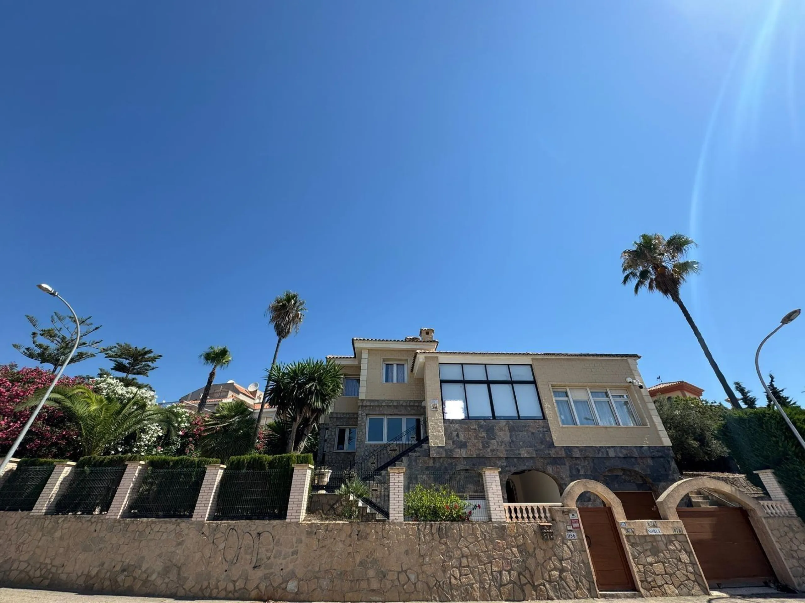 VILLA DE LIJO EN CAMPOAMOR CON 639 M2 DE CASA. PARCELA 800 M2. PISCINA PROPIA. 5 DORM. 4 BAÑOS. PLAYA A 650 METROS.