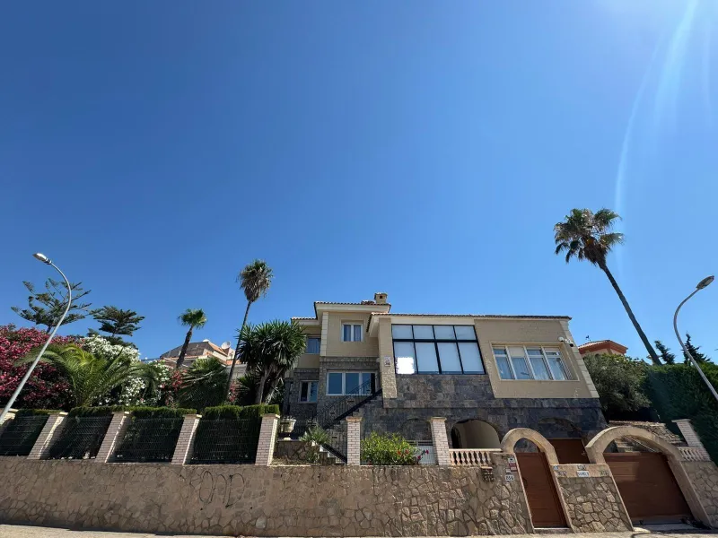 VILLA DE LIJO EN CAMPOAMOR CON 639 M2 DE CASA. PARCELA 800 M2. PISCINA PROPIA. 5 DORM. 4 BAÑOS. PLAYA A 650 METROS.