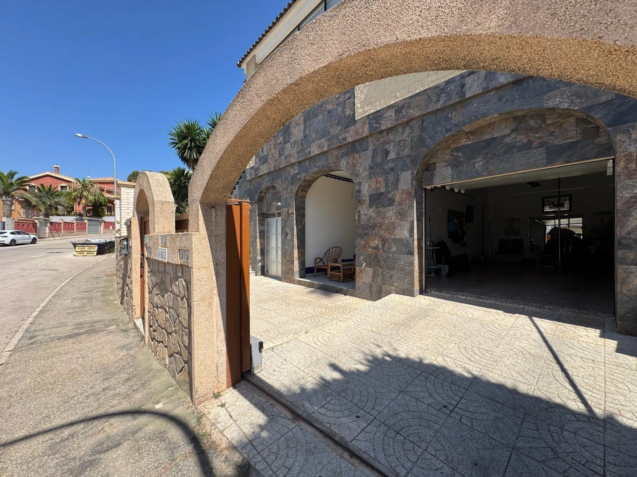 VILLA DE LIJO EN CAMPOAMOR CON 639 M2 DE CASA. PARCELA 800 M2. PISCINA PROPIA. 5 DORM. 4 BAÑOS. PLAYA A 650 METROS.