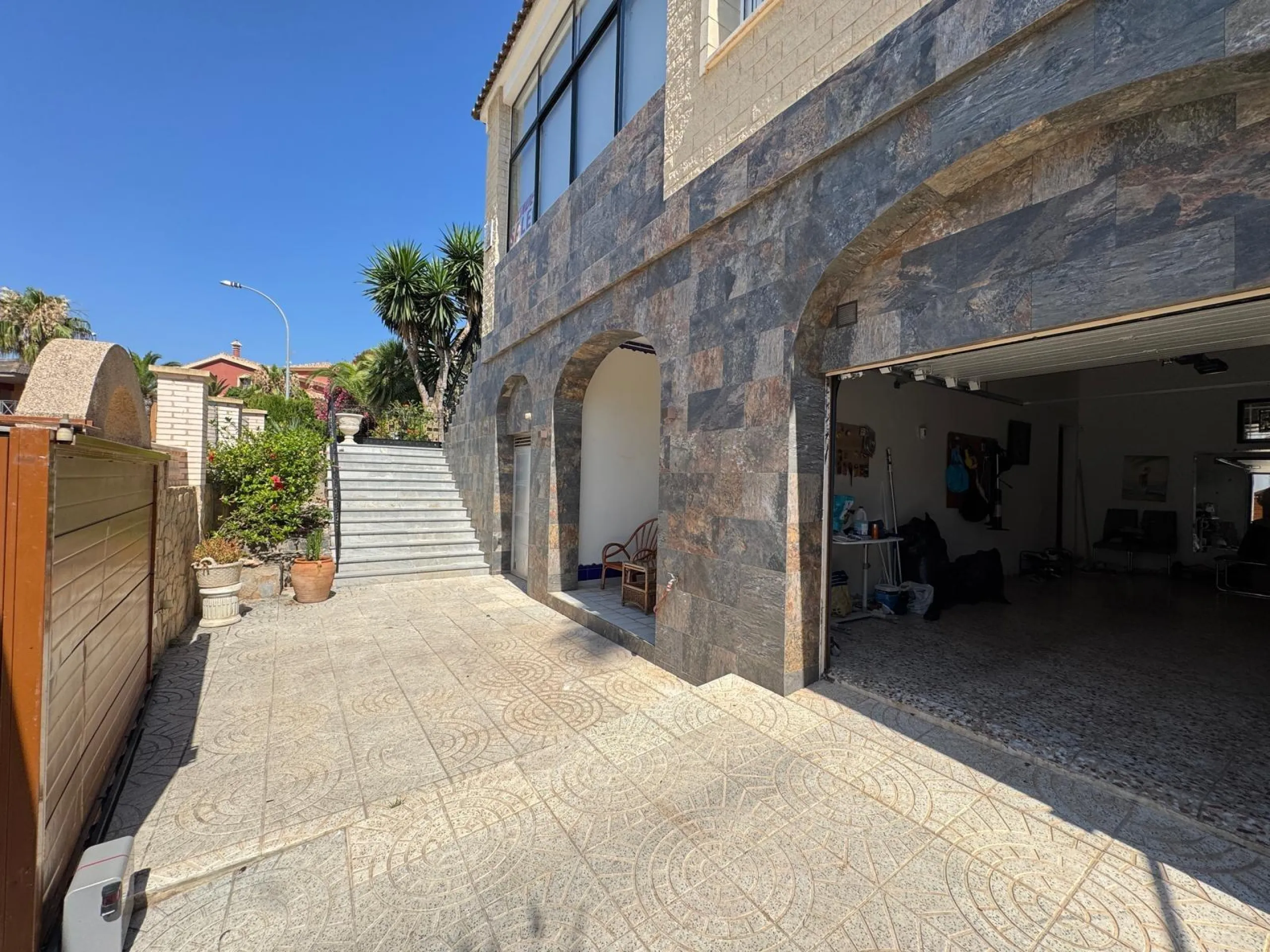 VILLA DE LIJO EN CAMPOAMOR CON 639 M2 DE CASA. PARCELA 800 M2. PISCINA PROPIA. 5 DORM. 4 BAÑOS. PLAYA A 650 METROS.