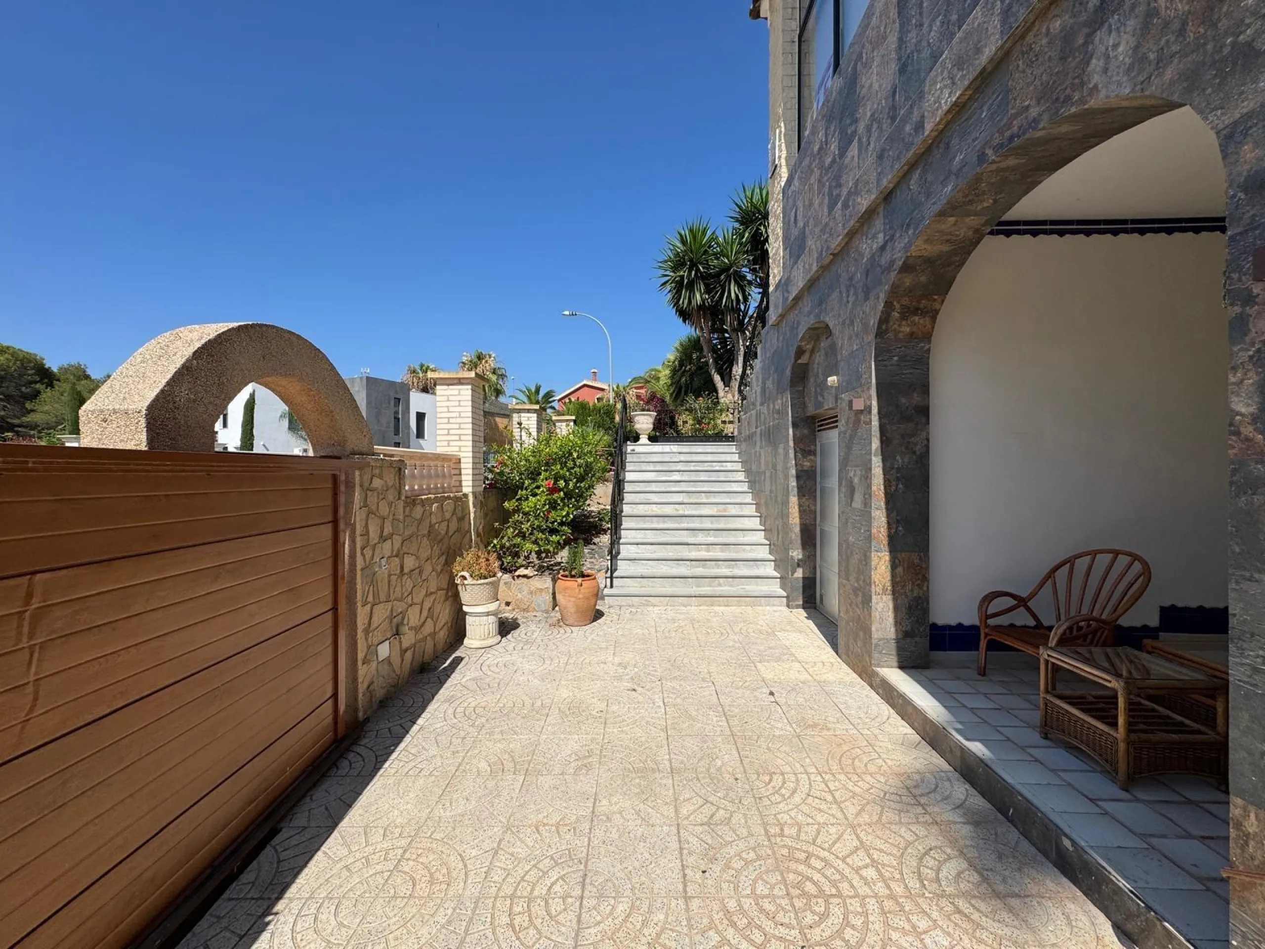 VILLA DE LIJO EN CAMPOAMOR CON 639 M2 DE CASA. PARCELA 800 M2. PISCINA PROPIA. 5 DORM. 4 BAÑOS. PLAYA A 650 METROS.