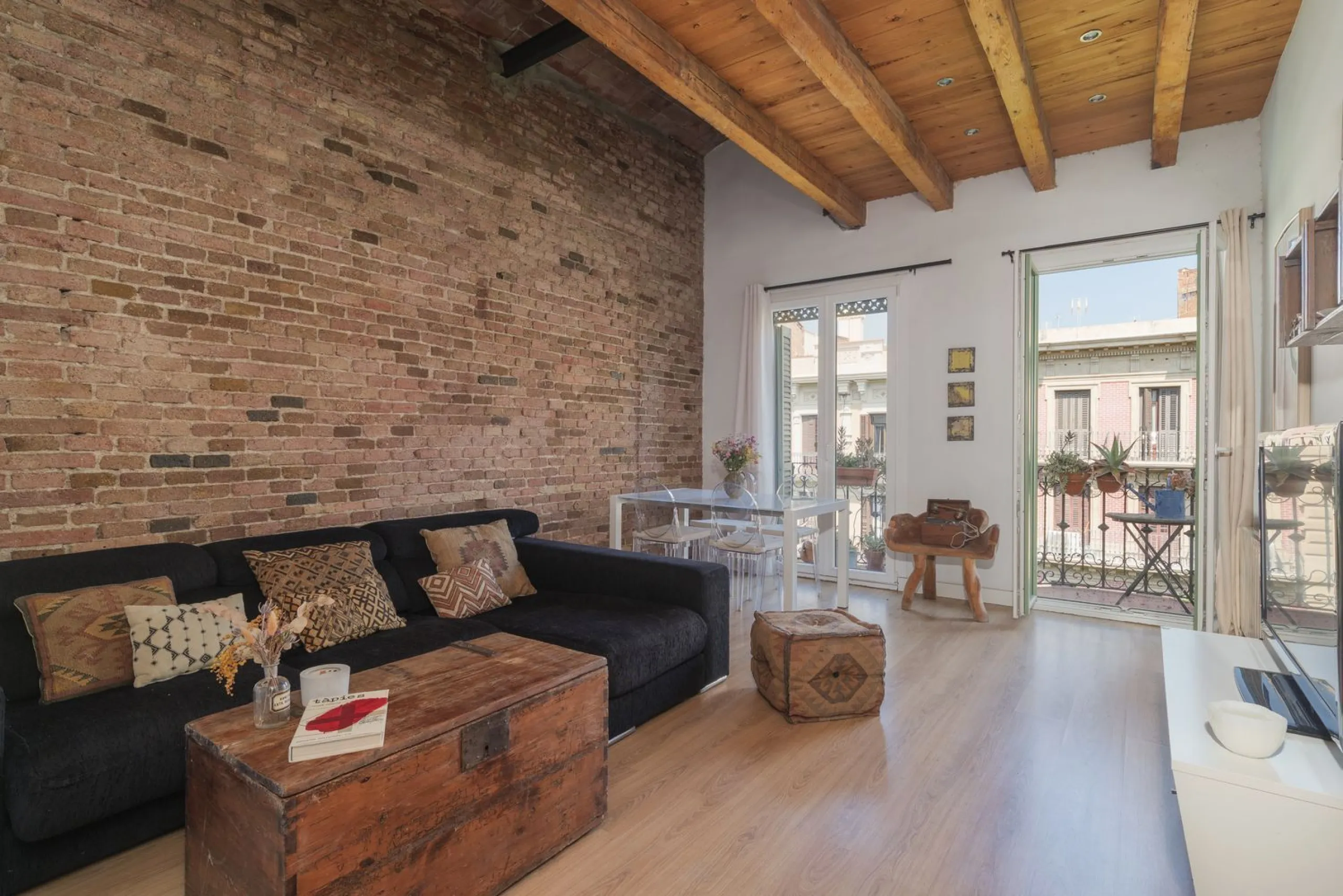 Charming Penthouse with Terrace in Eixample – Barcelona