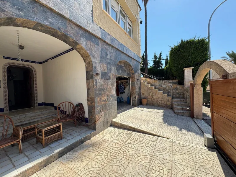 VILLA DE LIJO EN CAMPOAMOR CON 639 M2 DE CASA. PARCELA 800 M2. PISCINA PROPIA. 5 DORM. 4 BAÑOS. PLAYA A 650 METROS.
