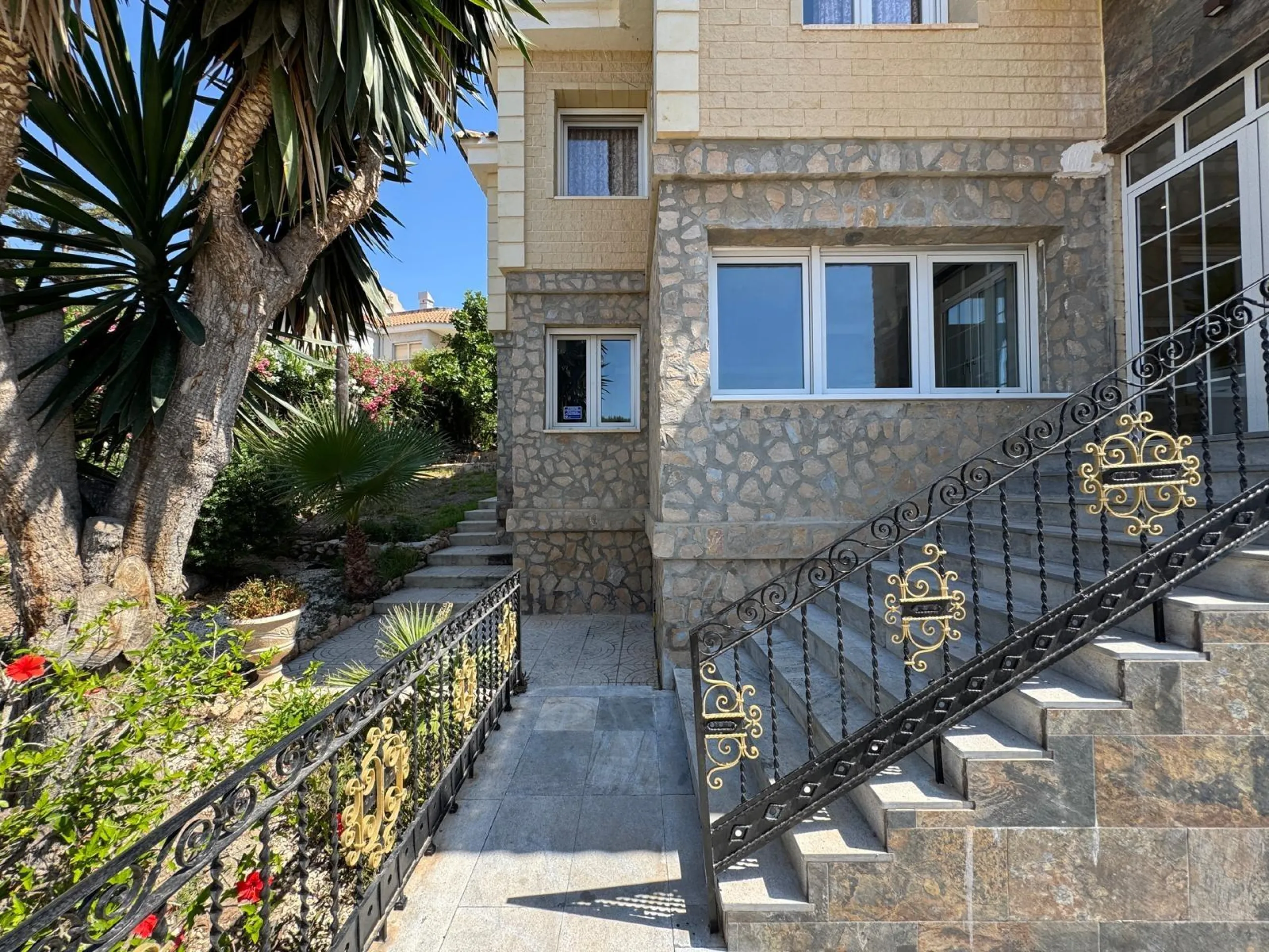 VILLA DE LIJO EN CAMPOAMOR CON 639 M2 DE CASA. PARCELA 800 M2. PISCINA PROPIA. 5 DORM. 4 BAÑOS. PLAYA A 650 METROS.
