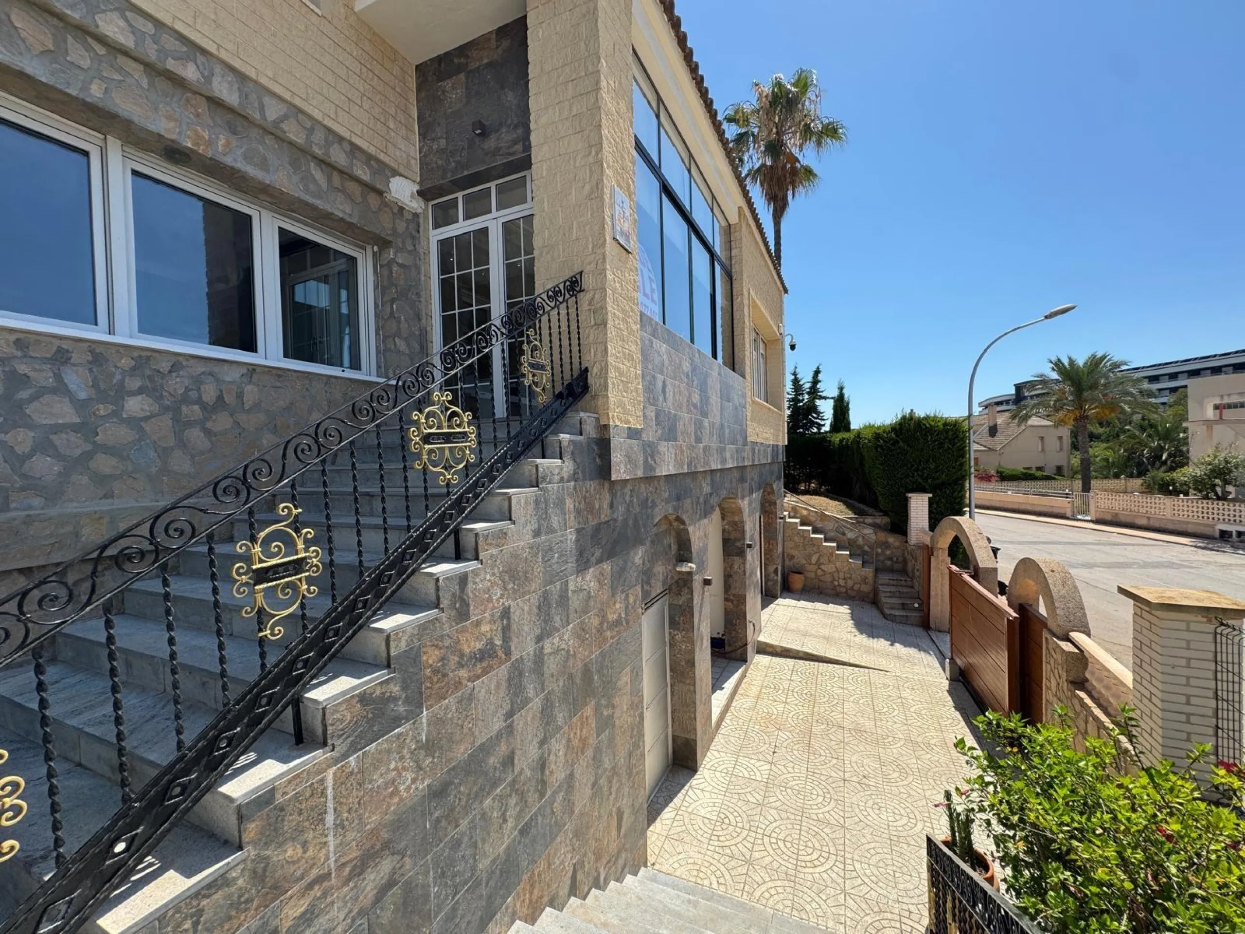 VILLA DE LIJO EN CAMPOAMOR CON 639 M2 DE CASA. PARCELA 800 M2. PISCINA PROPIA. 5 DORM. 4 BAÑOS. PLAYA A 650 METROS.