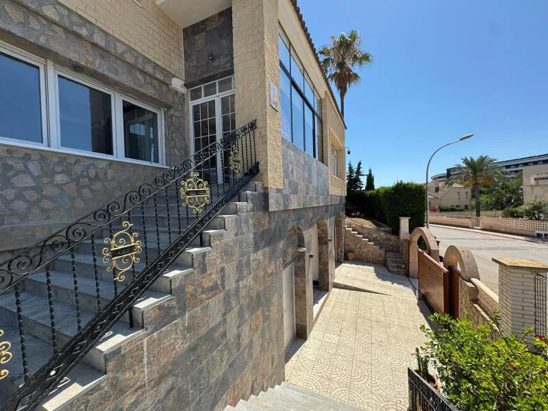 VILLA DE LIJO EN CAMPOAMOR CON 639 M2 DE CASA. PARCELA 800 M2. PISCINA PROPIA. 5 DORM. 4 BAÑOS. PLAYA A 650 METROS.