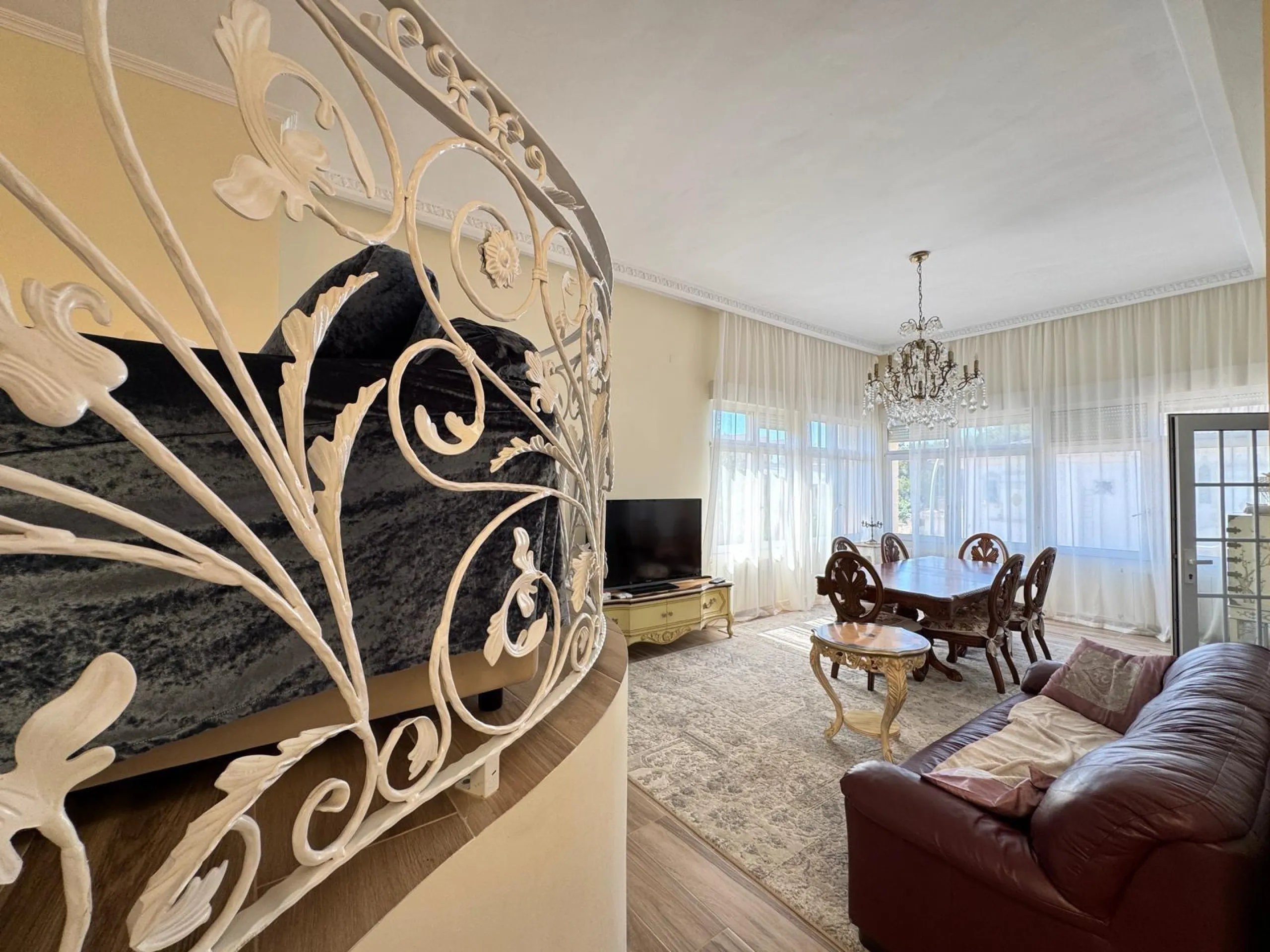 VILLA DE LIJO EN CAMPOAMOR CON 639 M2 DE CASA. PARCELA 800 M2. PISCINA PROPIA. 5 DORM. 4 BAÑOS. PLAYA A 650 METROS.